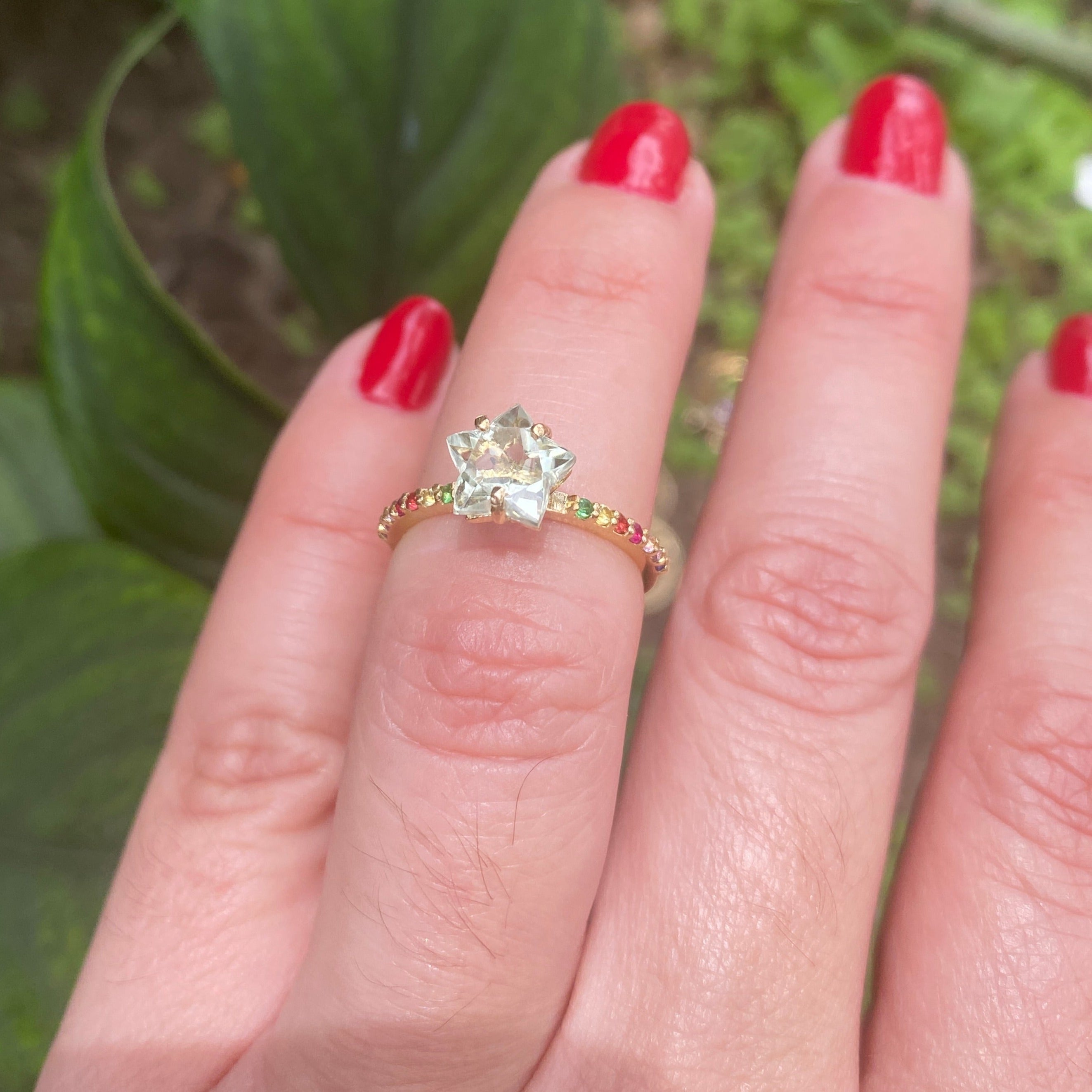 Anillo estrella 8 mm con zafiros de colores