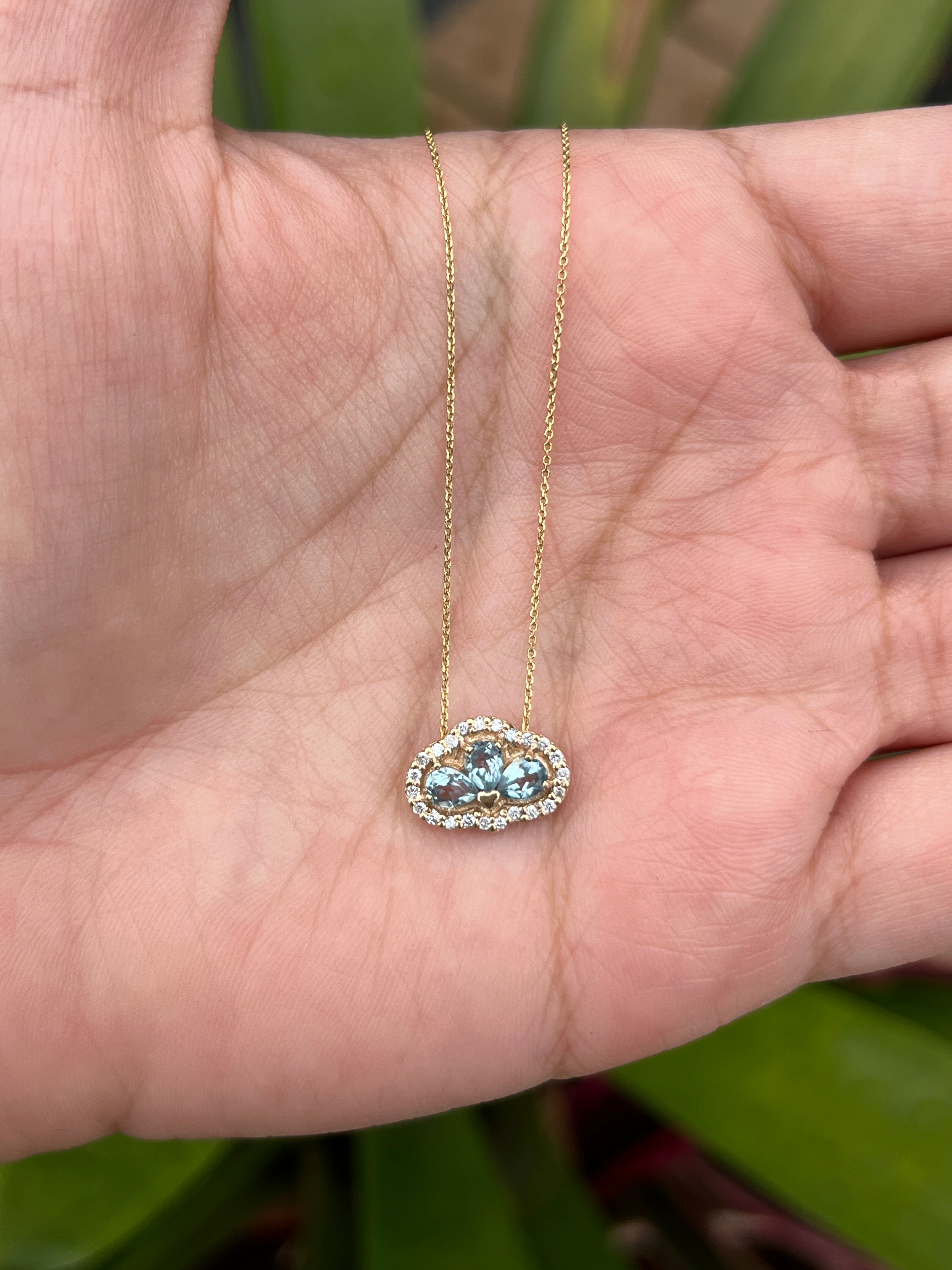 Collar loto con diamantes