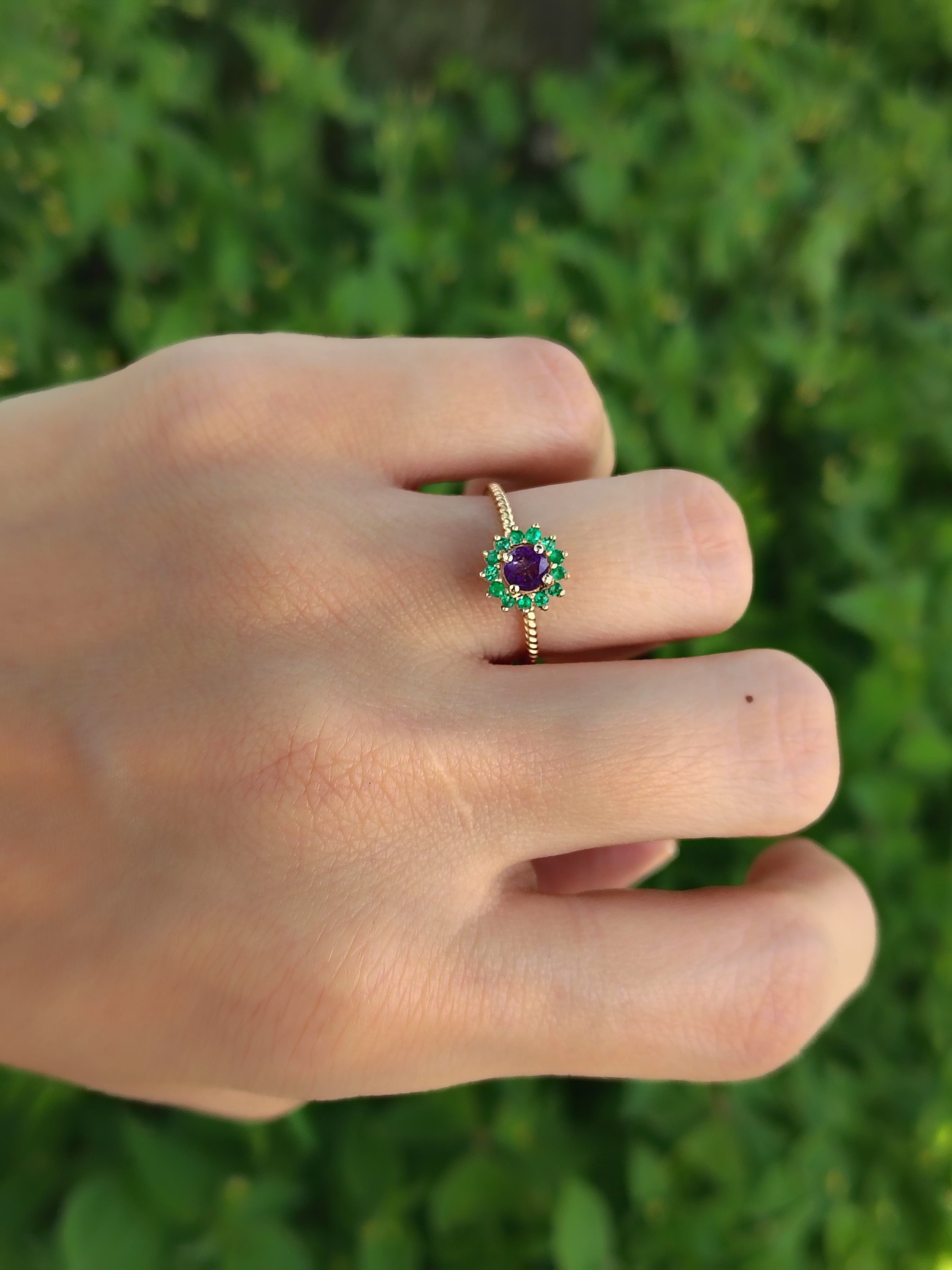 Anillo mini Amatista cluster esmeraldas