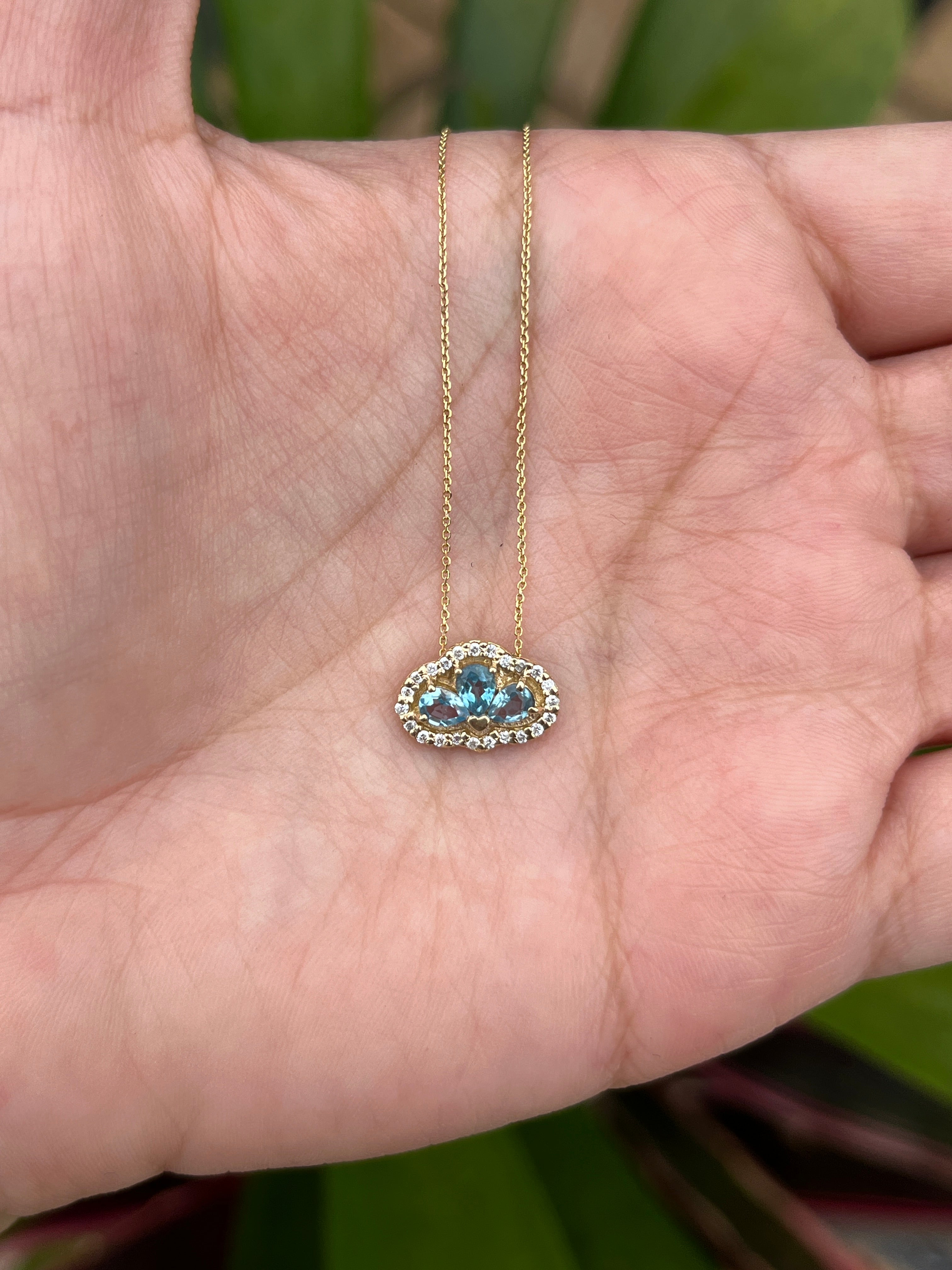 Collar loto con diamantes