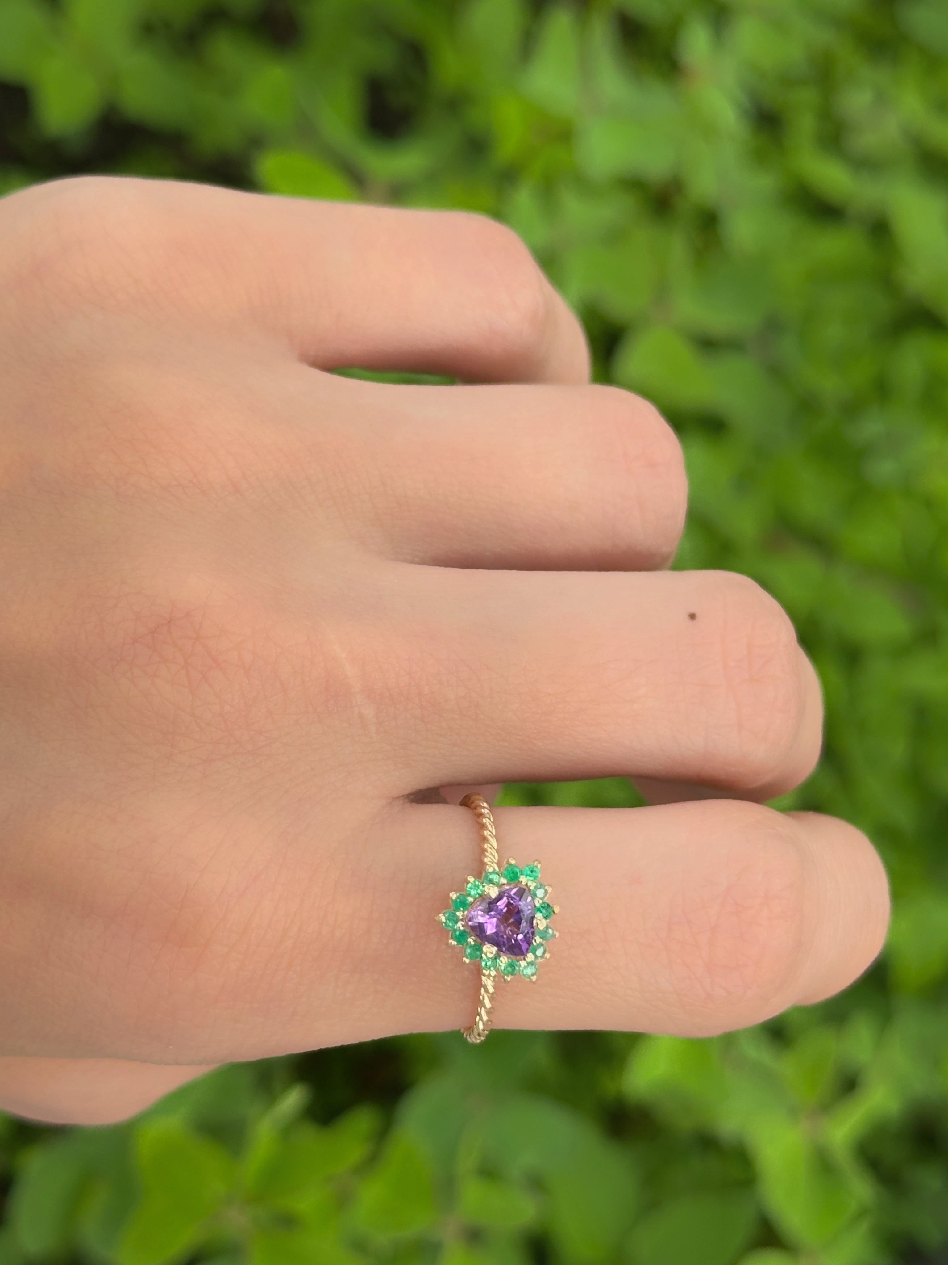 Anillo mini Amatista cluster esmeraldas