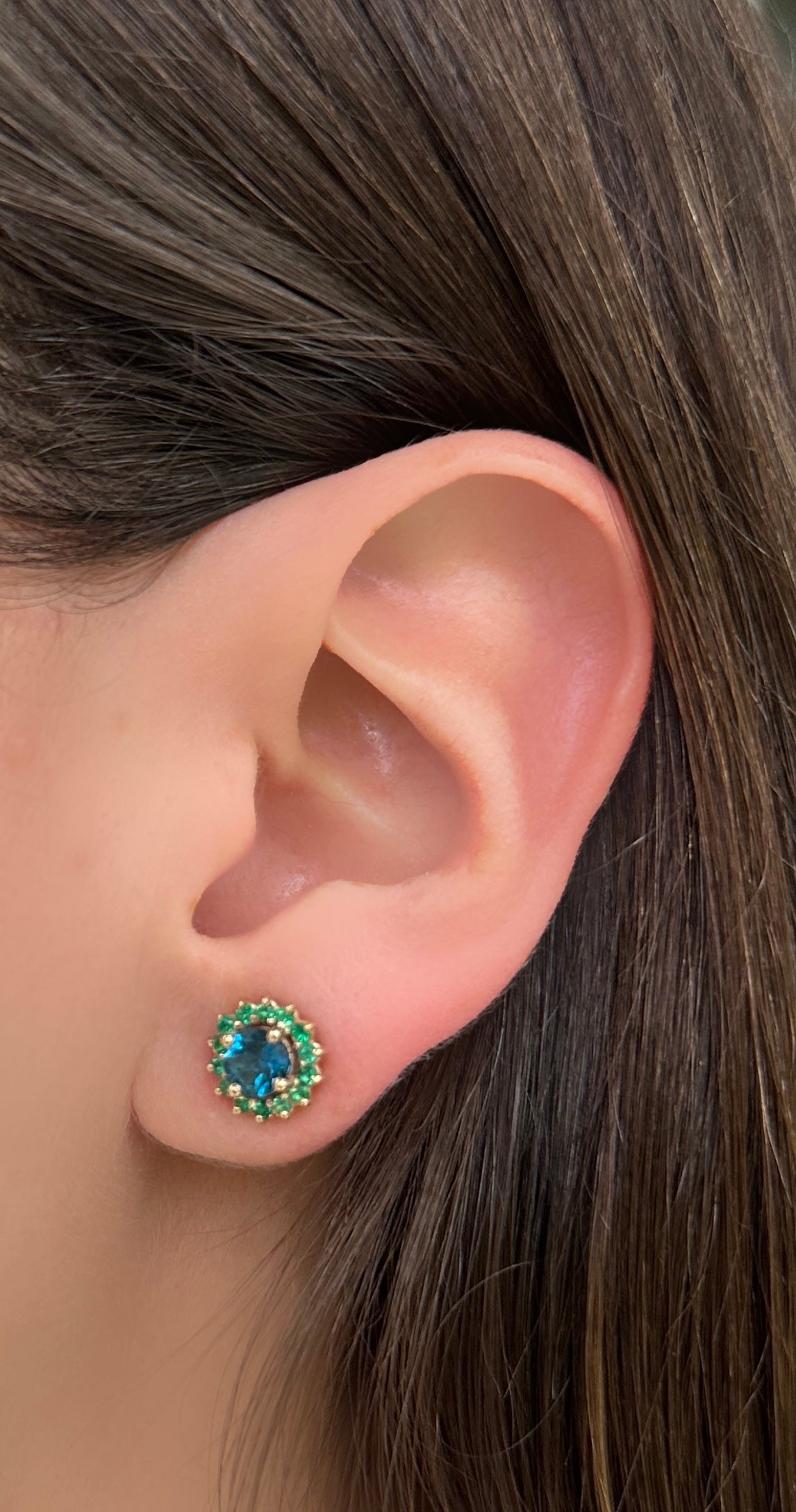 Aretes Flora topacio london blue 5mm y esmeraldas