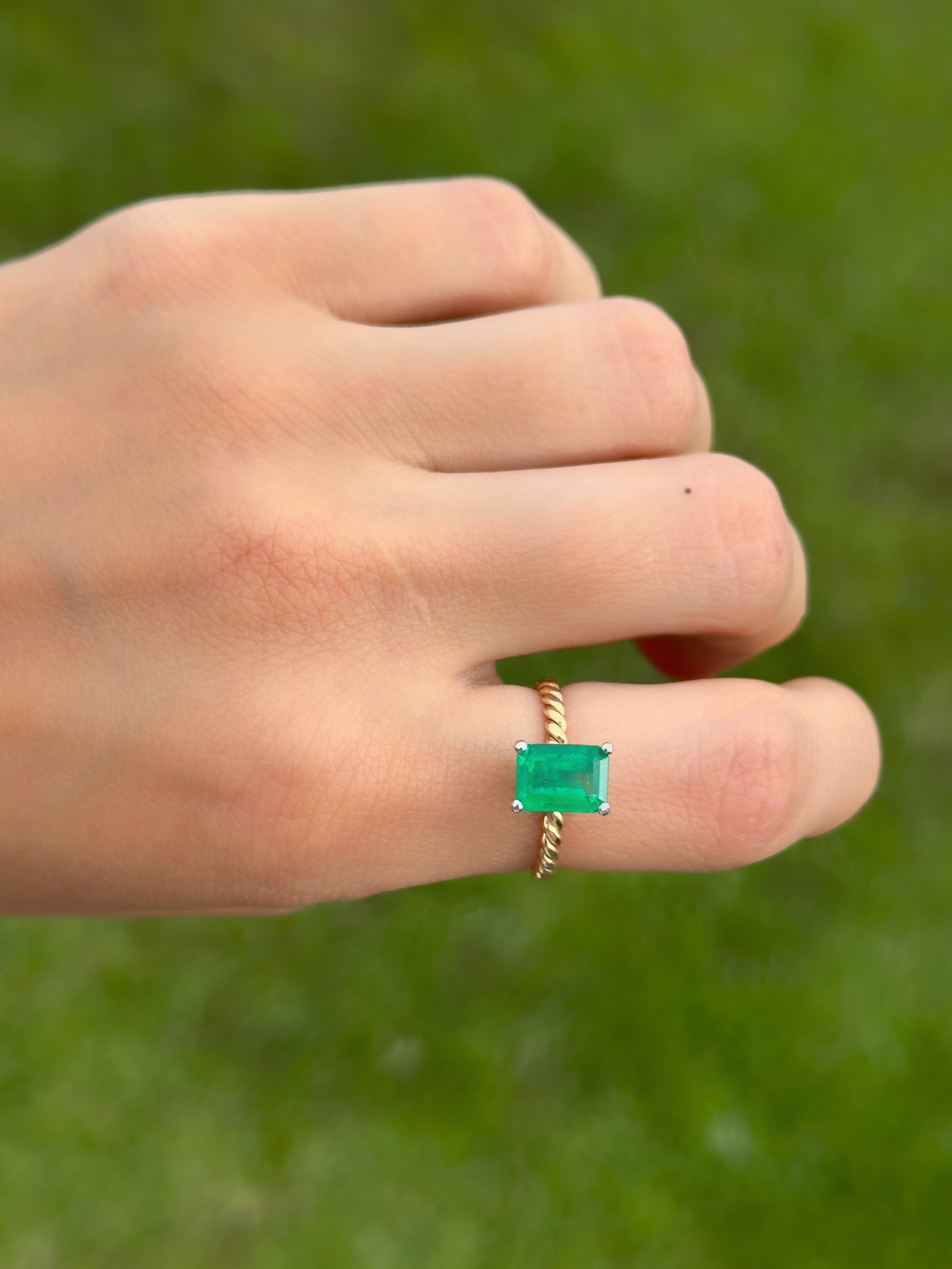 Anillo esmeralda 1,37cts - Oro amarillo y blanco