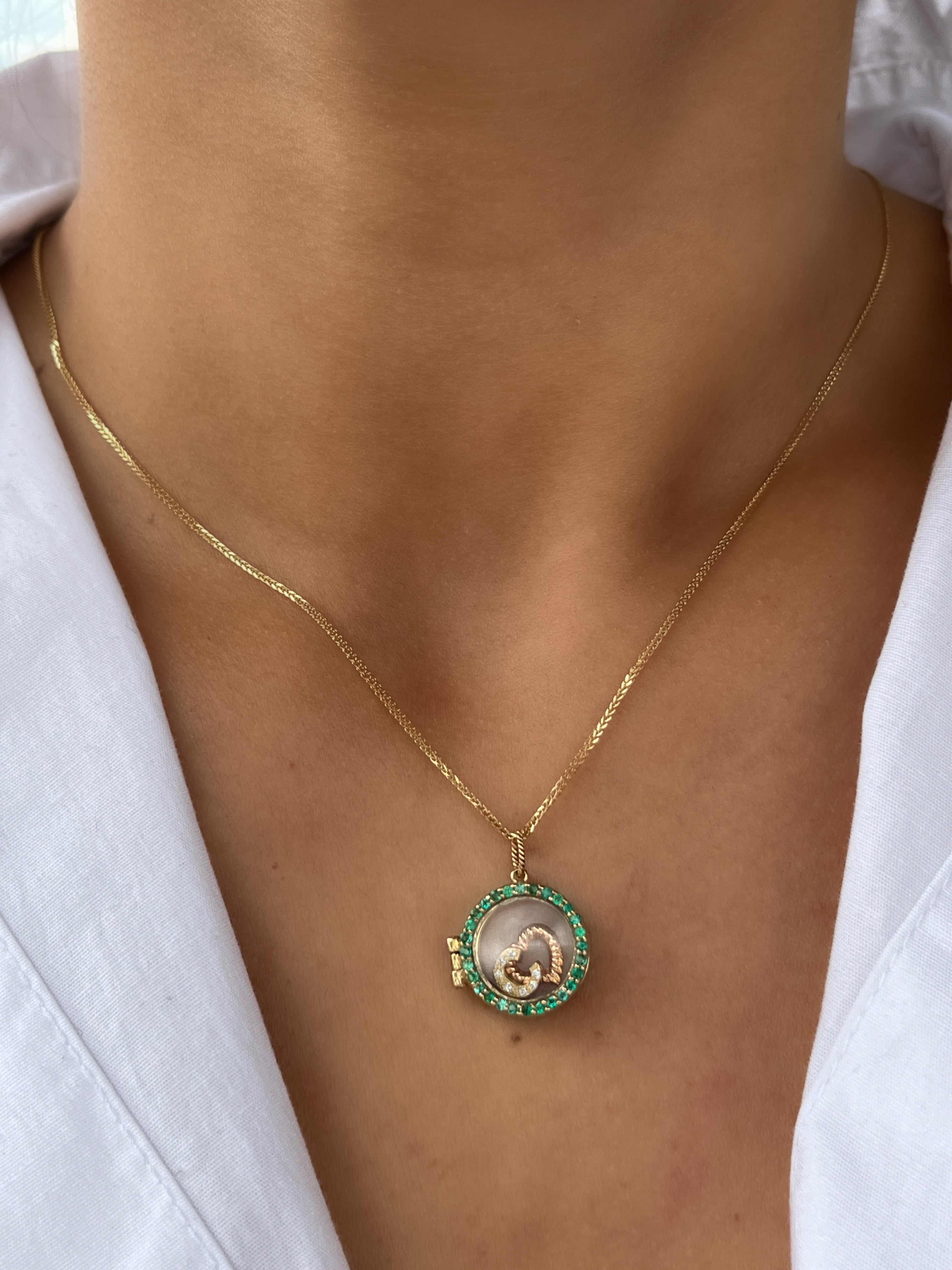 Dije con sentido Oro Amarillo y Esmeraldas