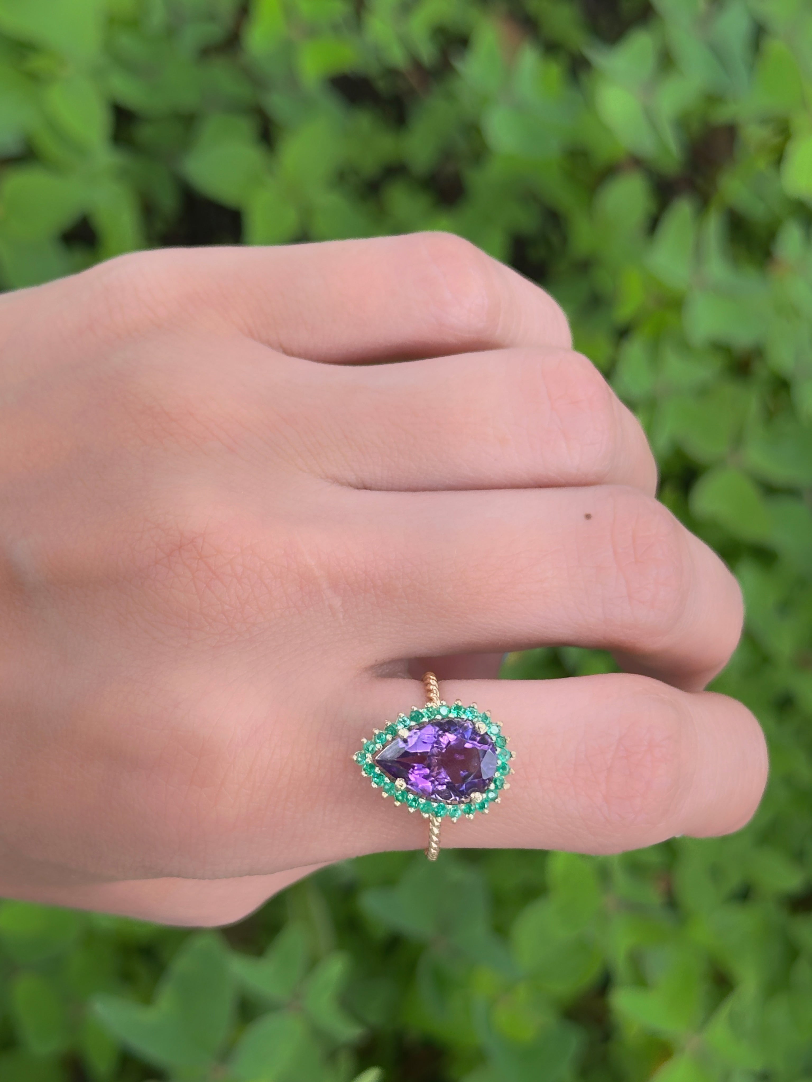 Anillo mini Amatista cluster esmeraldas