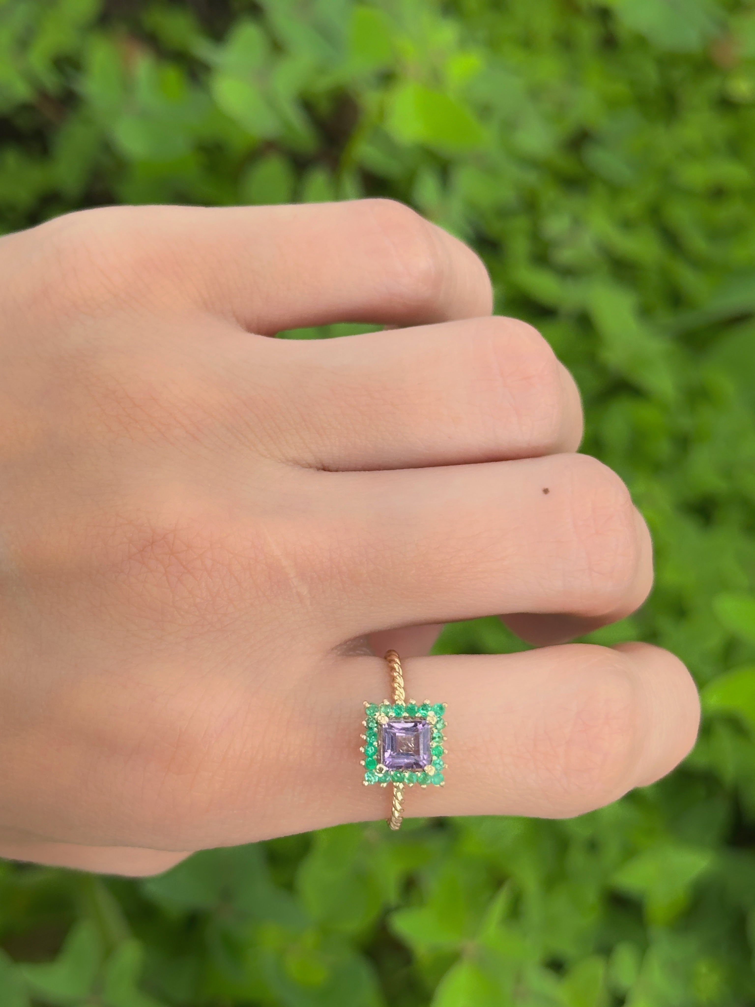 Anillo mini Amatista cluster esmeraldas