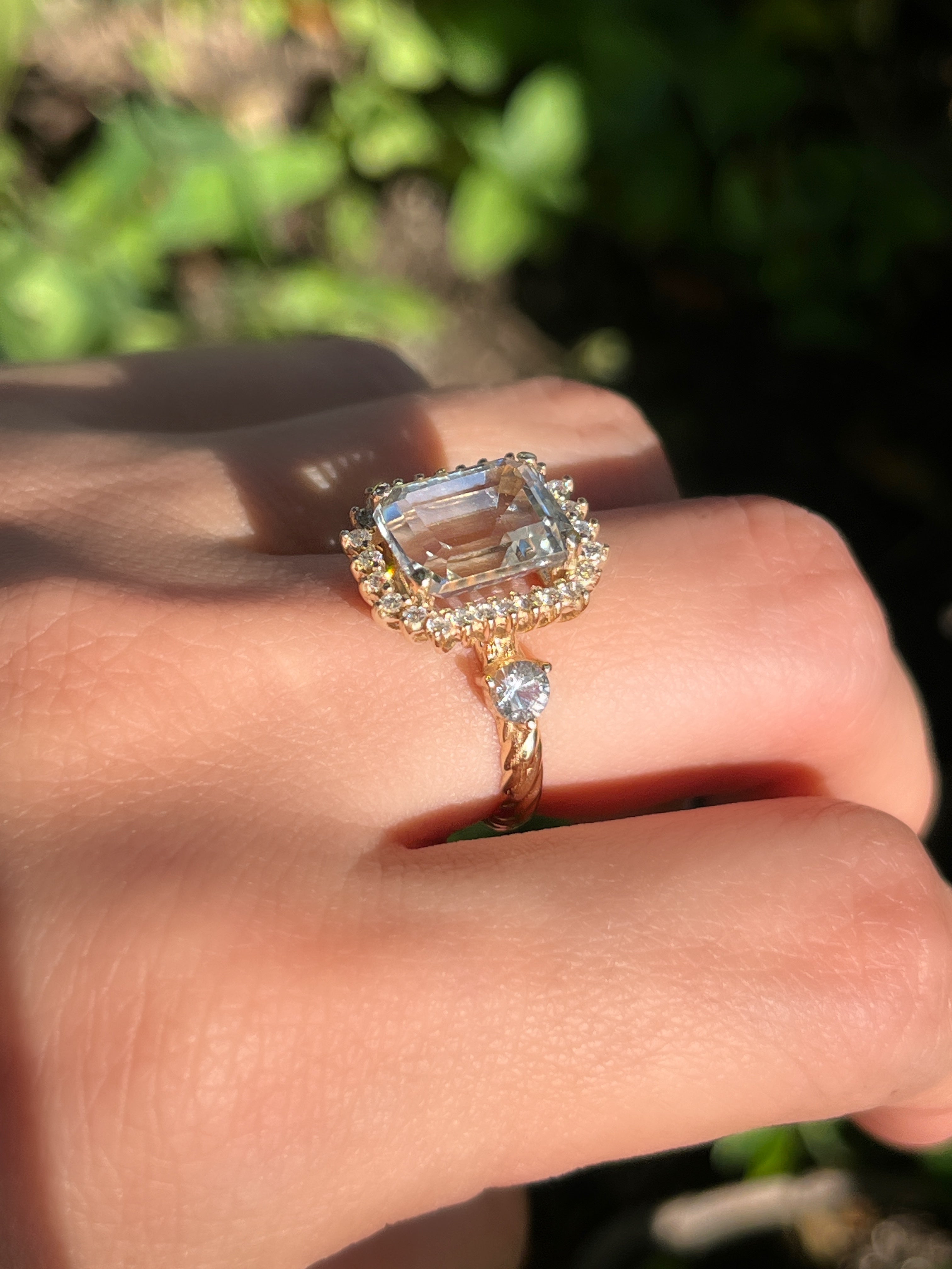 Anillo cluster Topacio blanco con zafiros blancos y diamantes