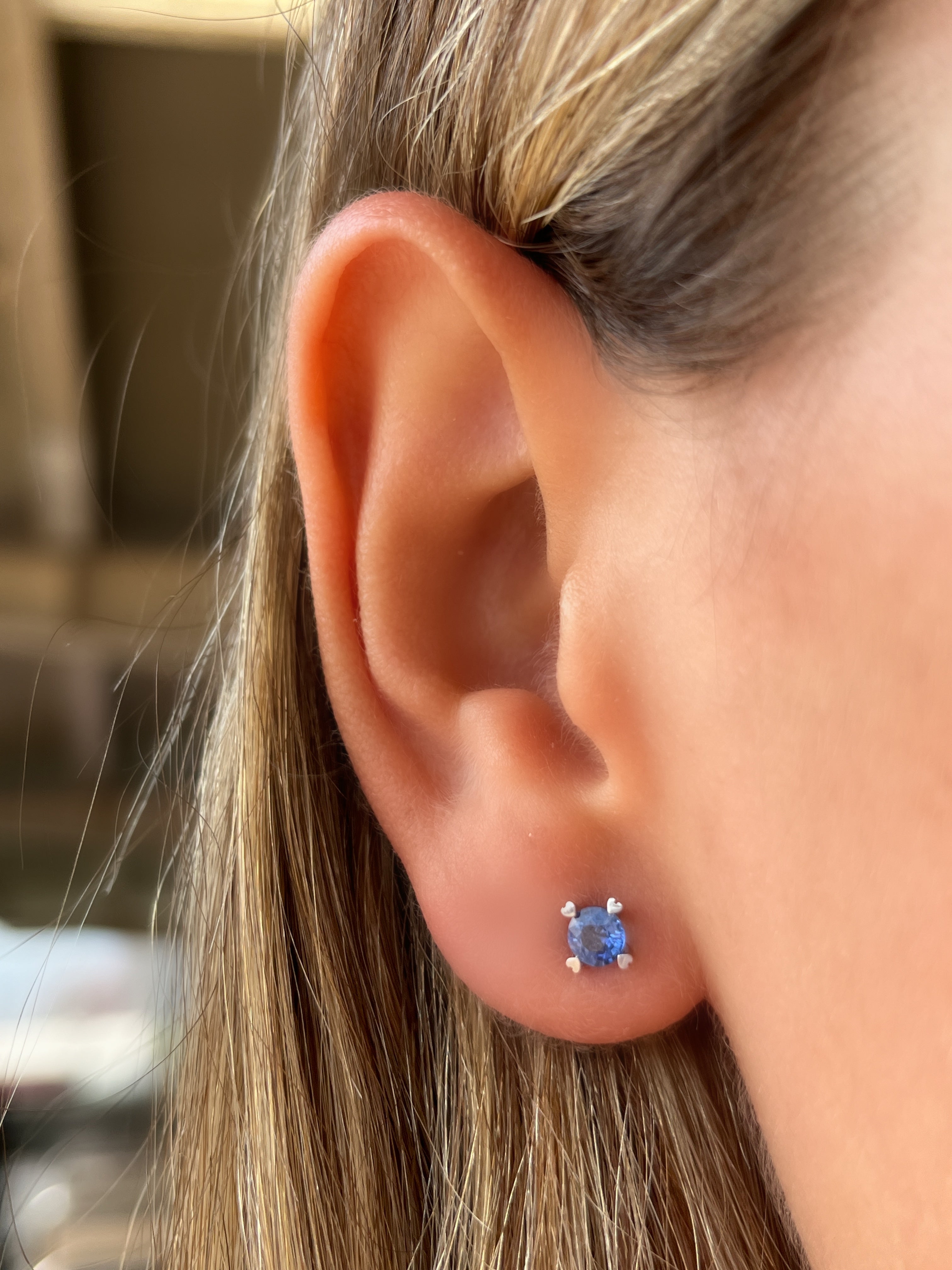 Arete love 4 mm oro blanco