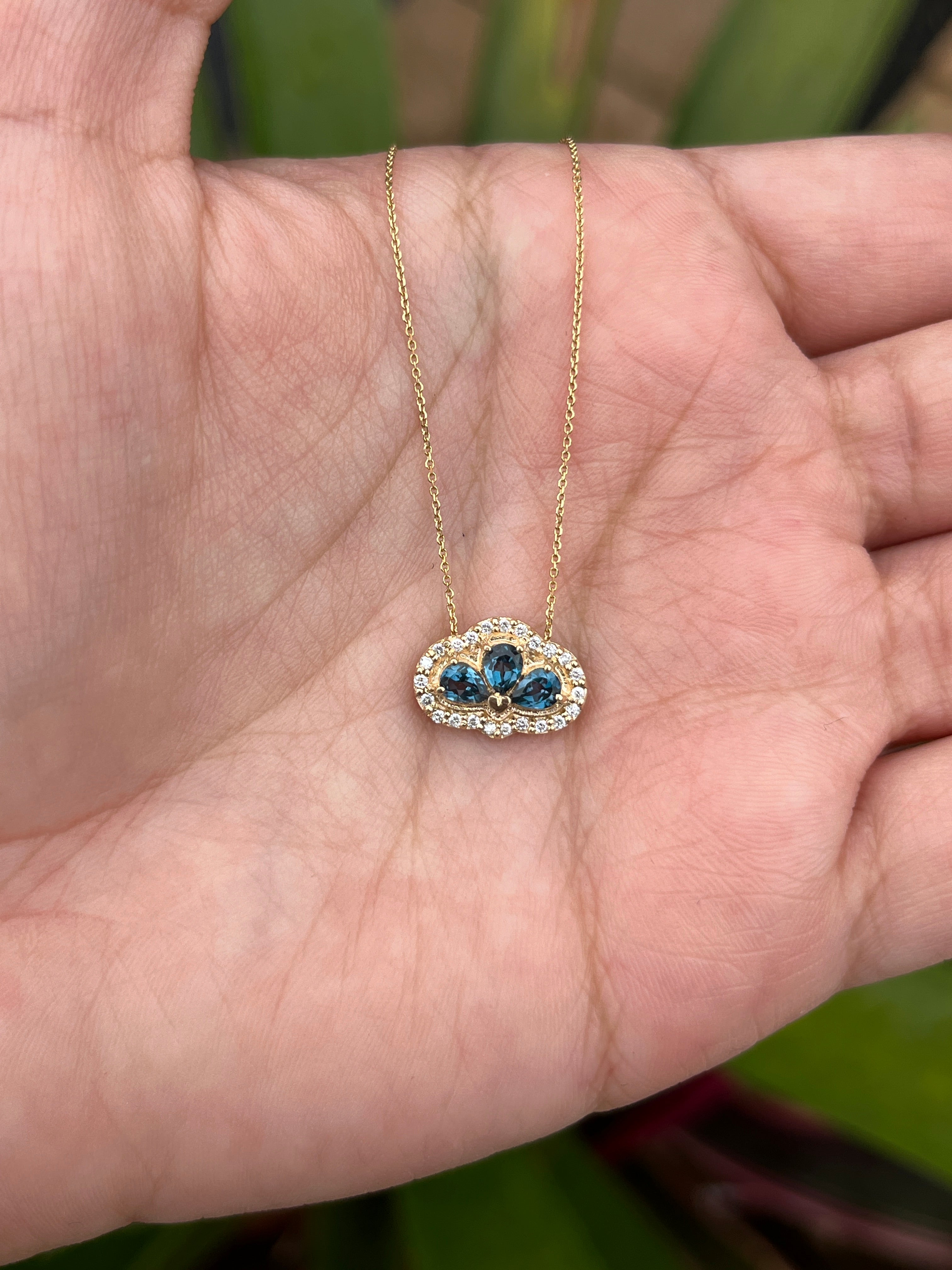 Collar loto con diamantes