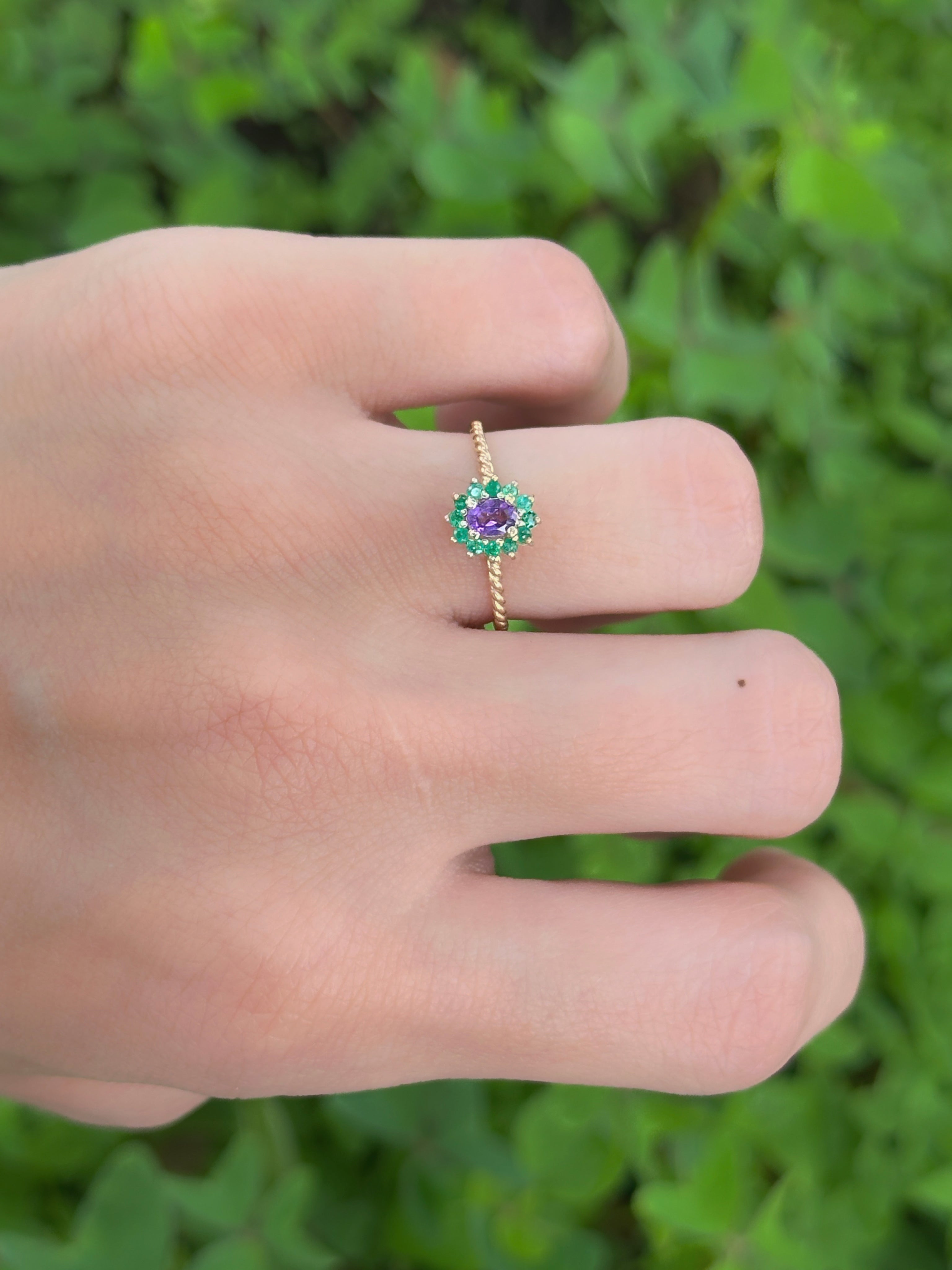 Anillo mini Amatista cluster esmeraldas