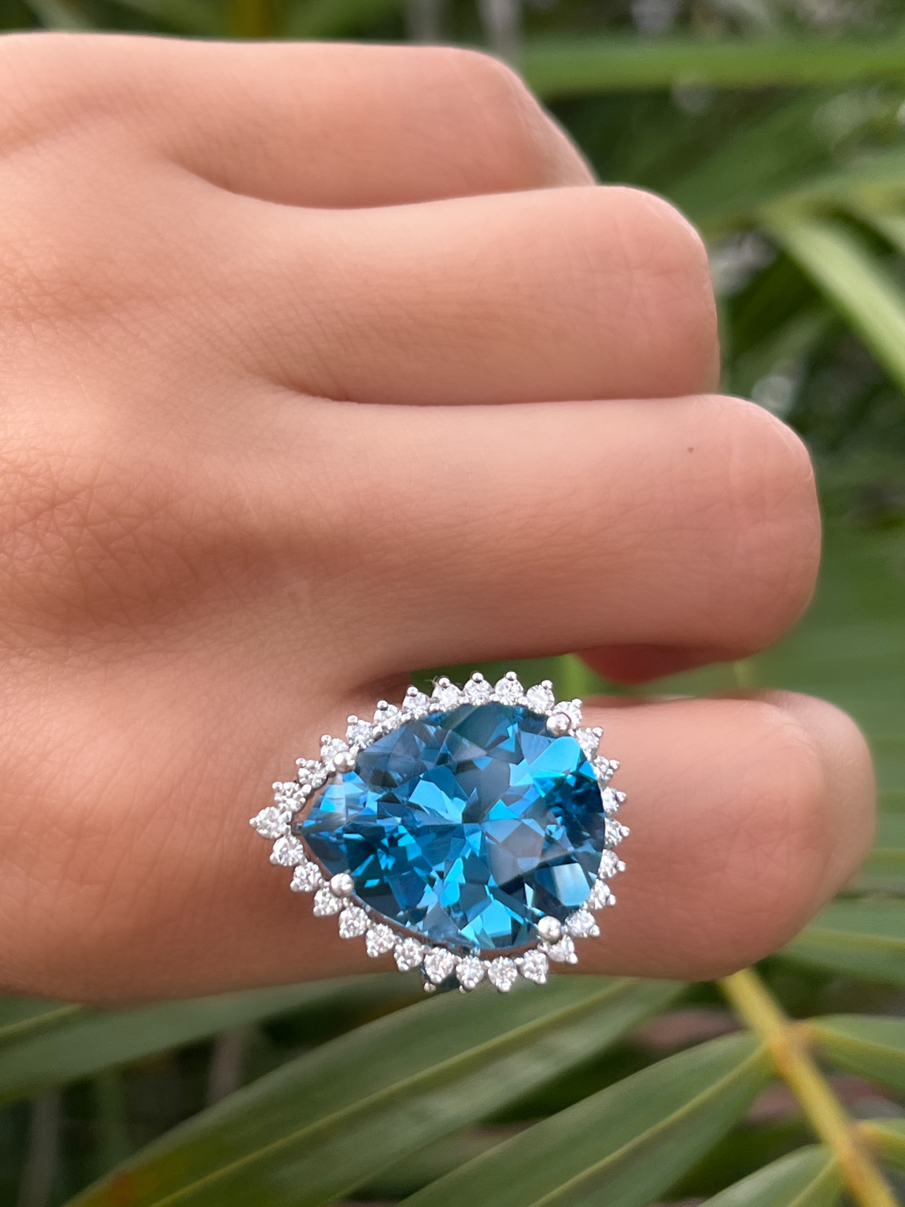 Anillo Hindi Topacio london blue y diamantes