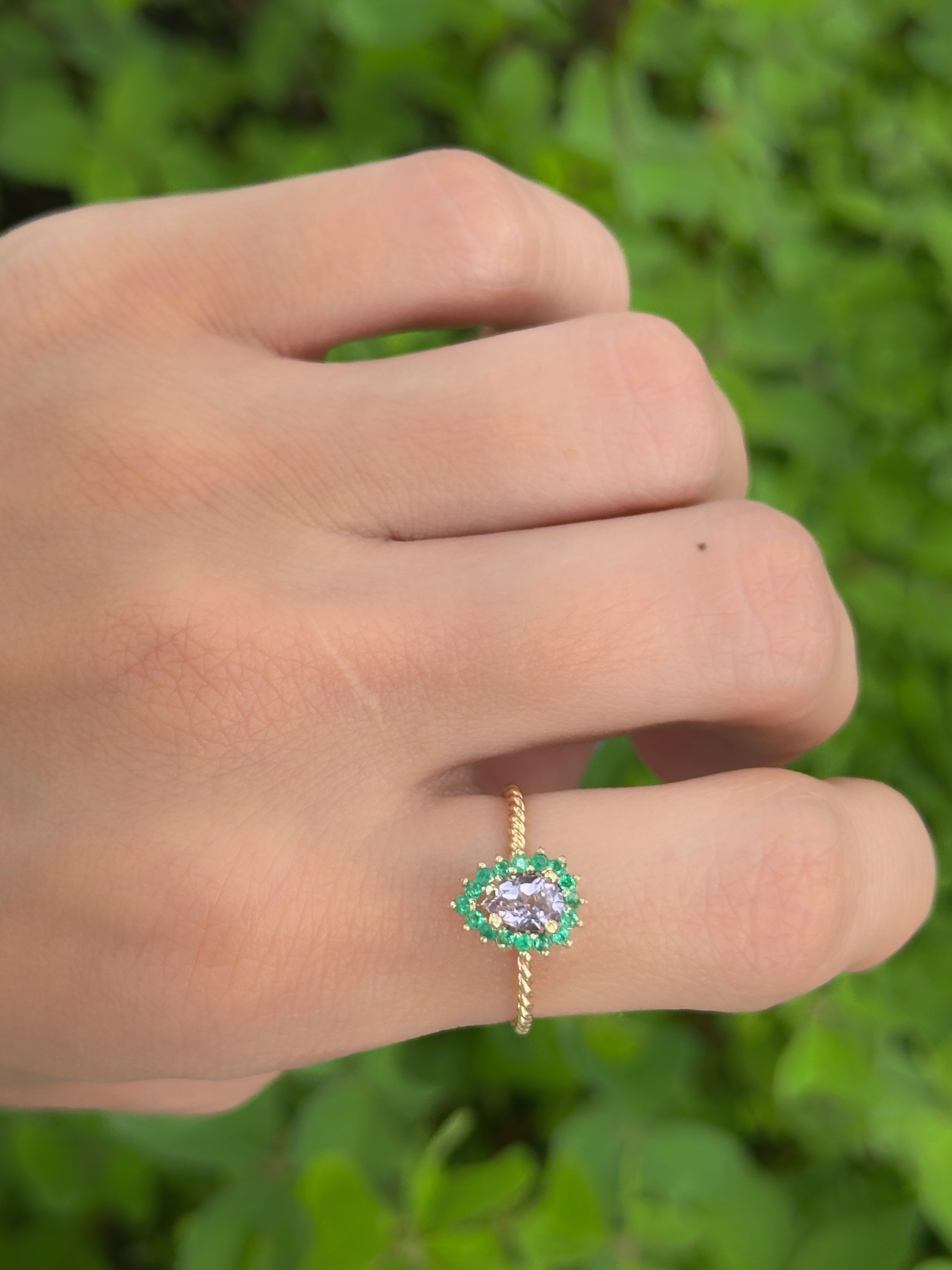 Anillo mini Amatista cluster esmeraldas