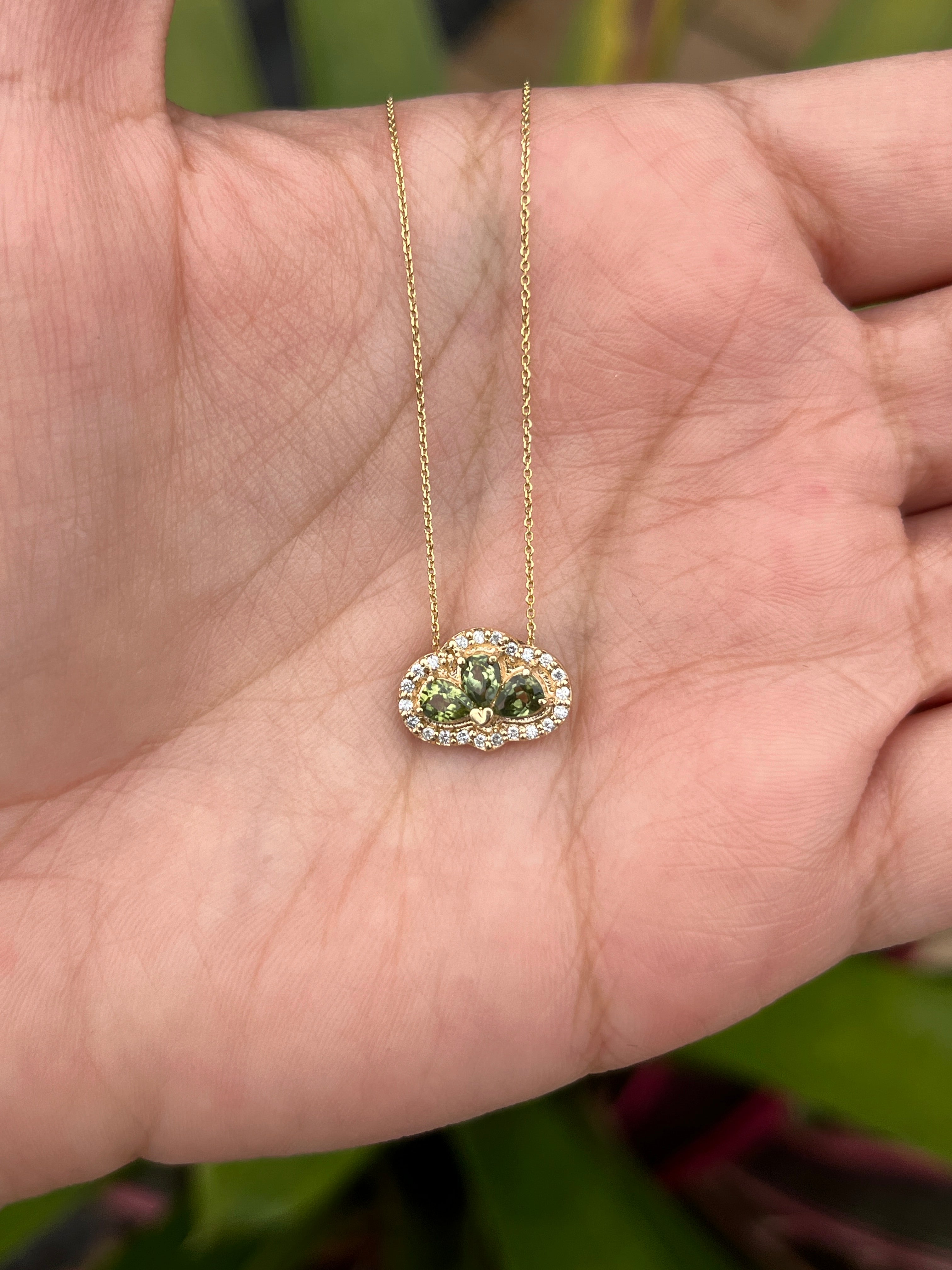 Collar loto con diamantes