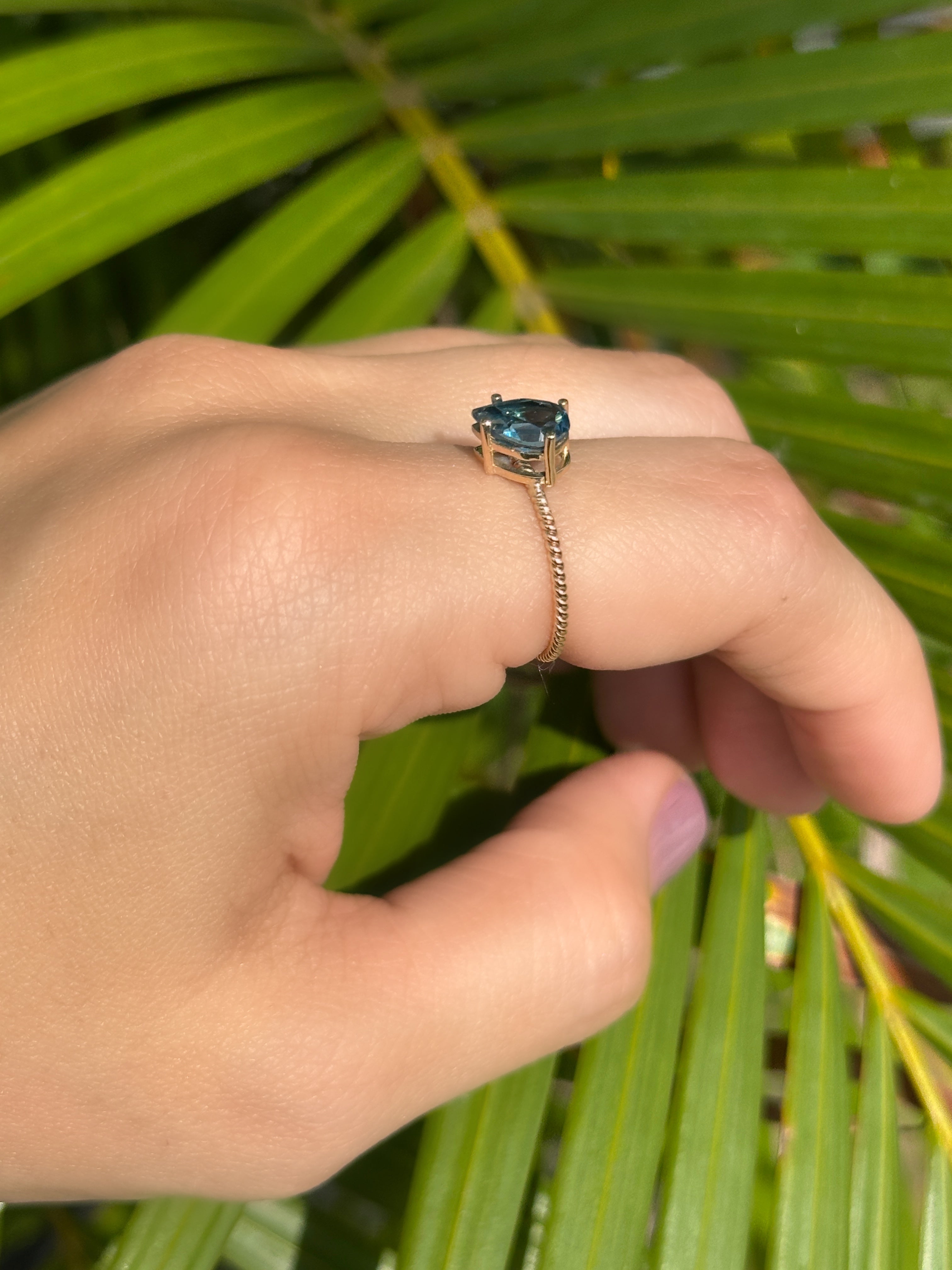 Anillo gota solitario