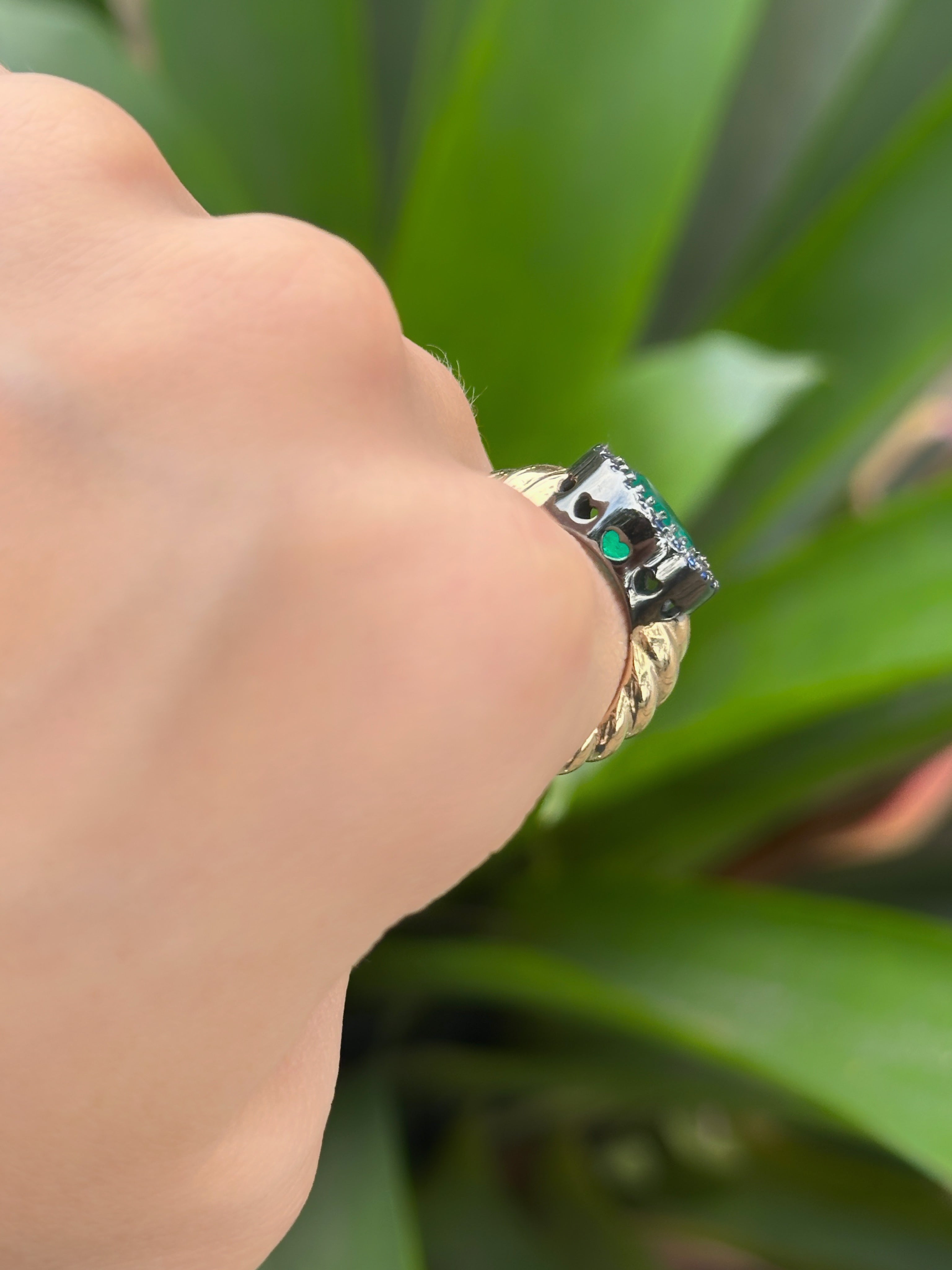 Anillo Sello esmeralda con zafiros azules