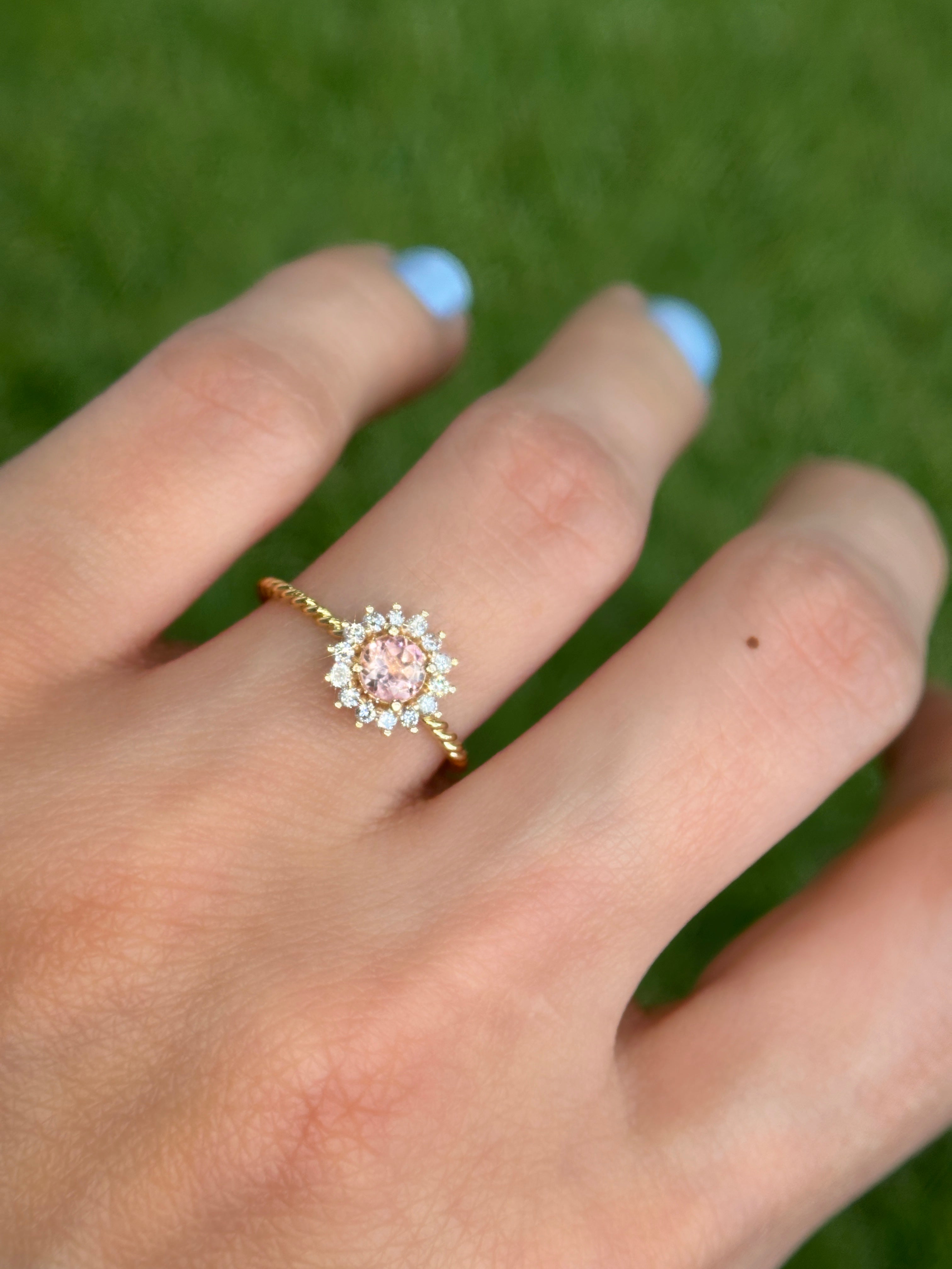 Anillo Flora espiral mini cluster diamantes