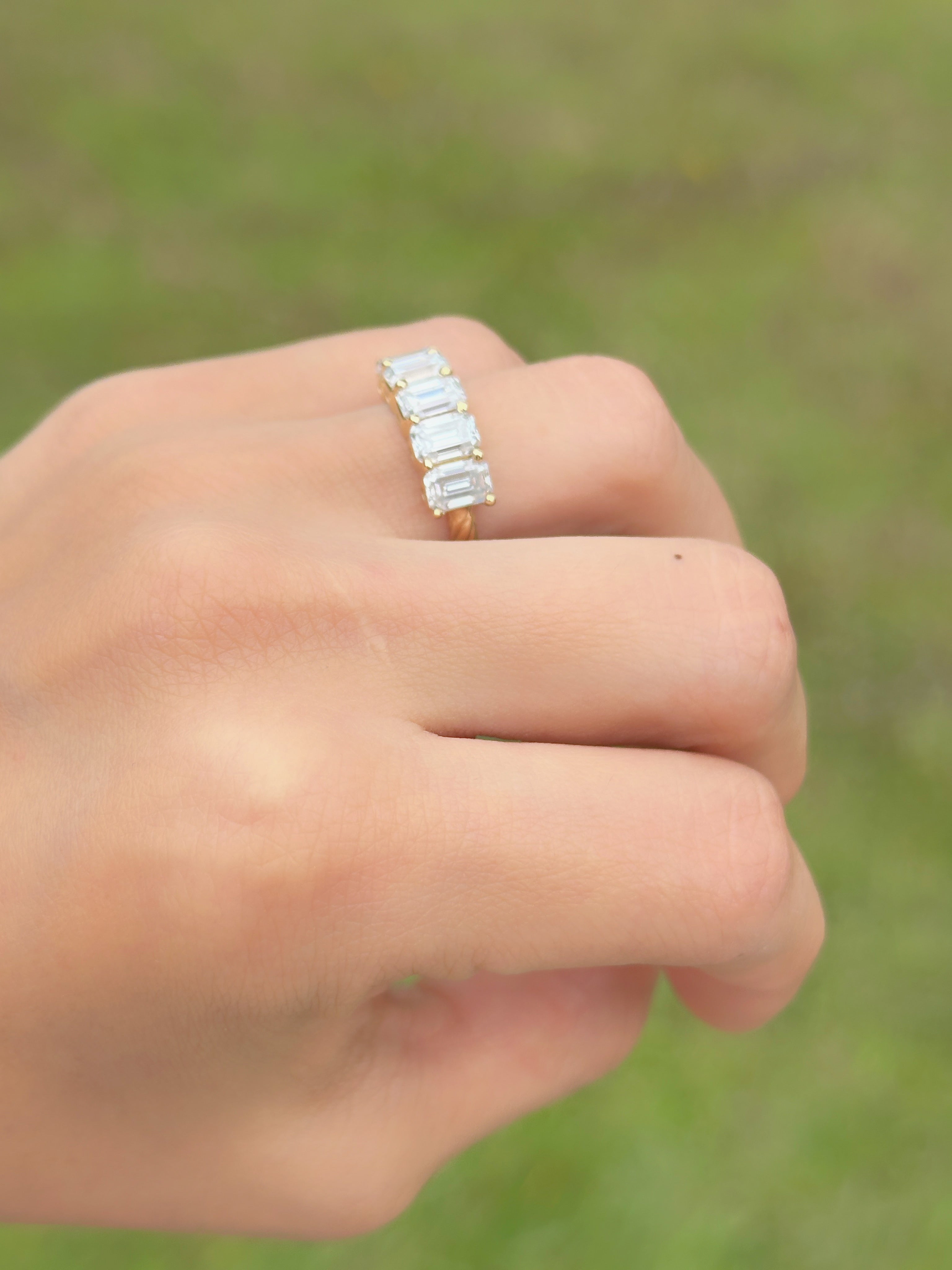 Anillo churumbela moissanitas corte esmeralda