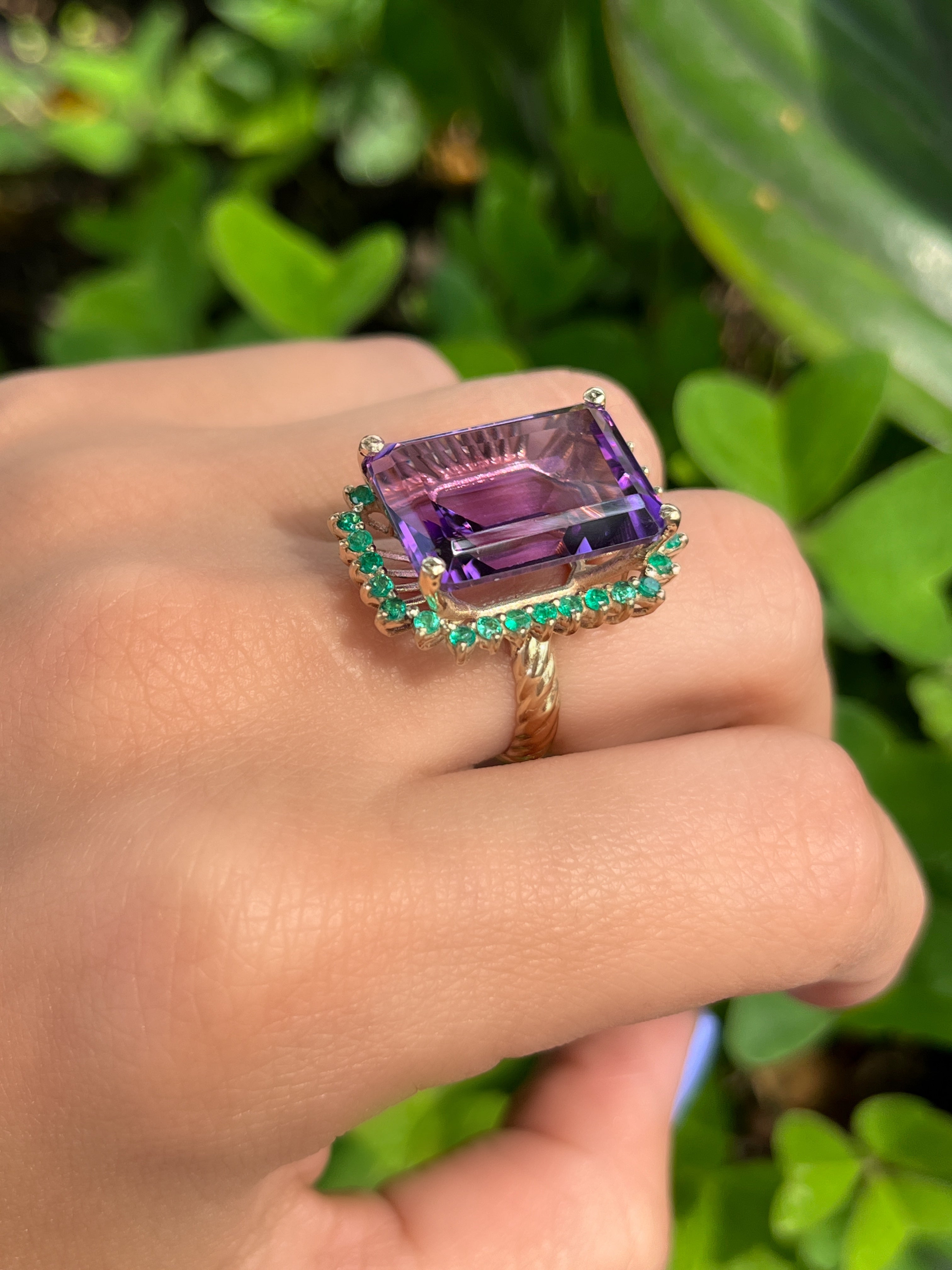 Anillo Amatista y Esmeraldas
