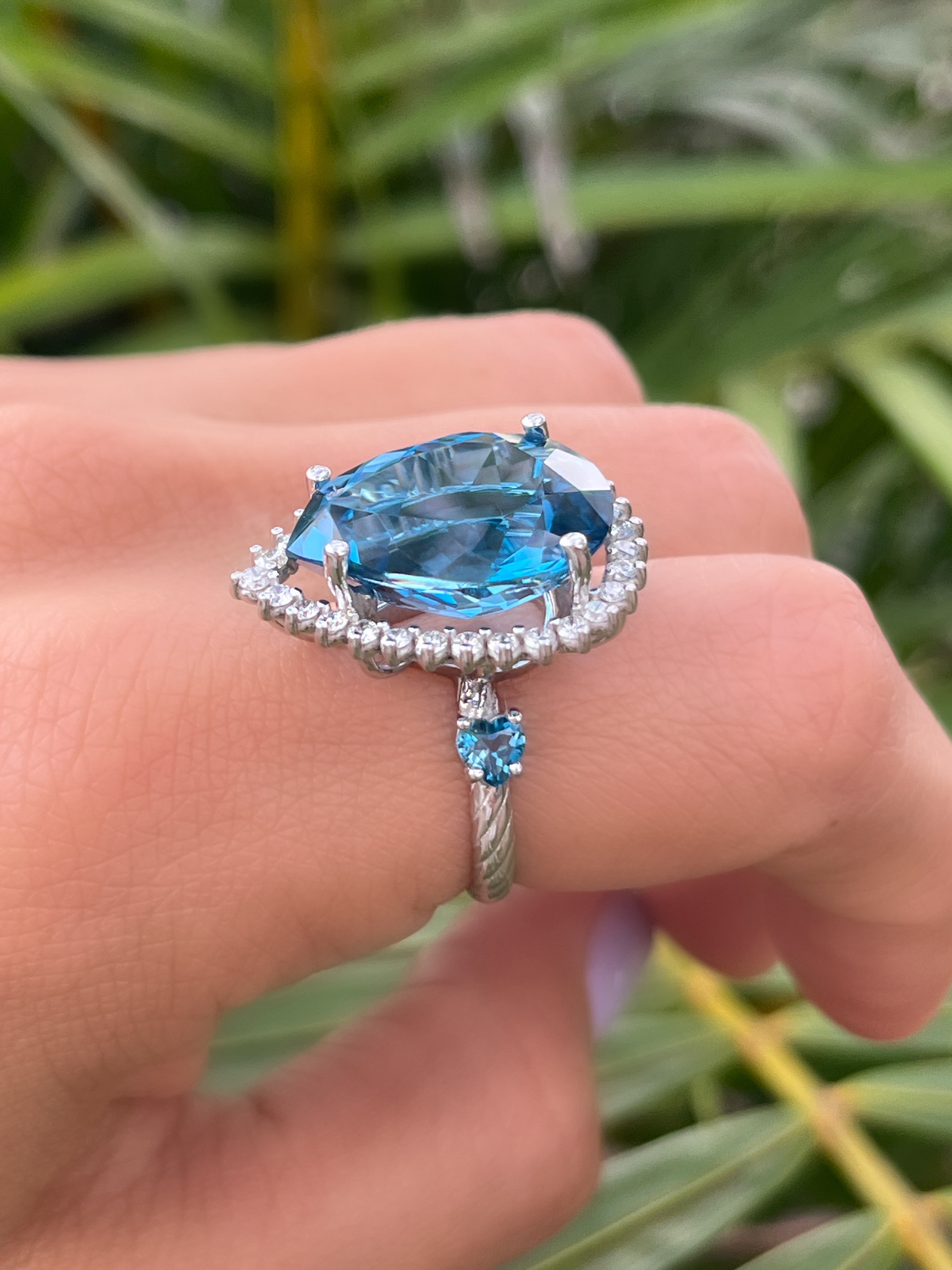 Anillo Hindi Topacio london blue y diamantes