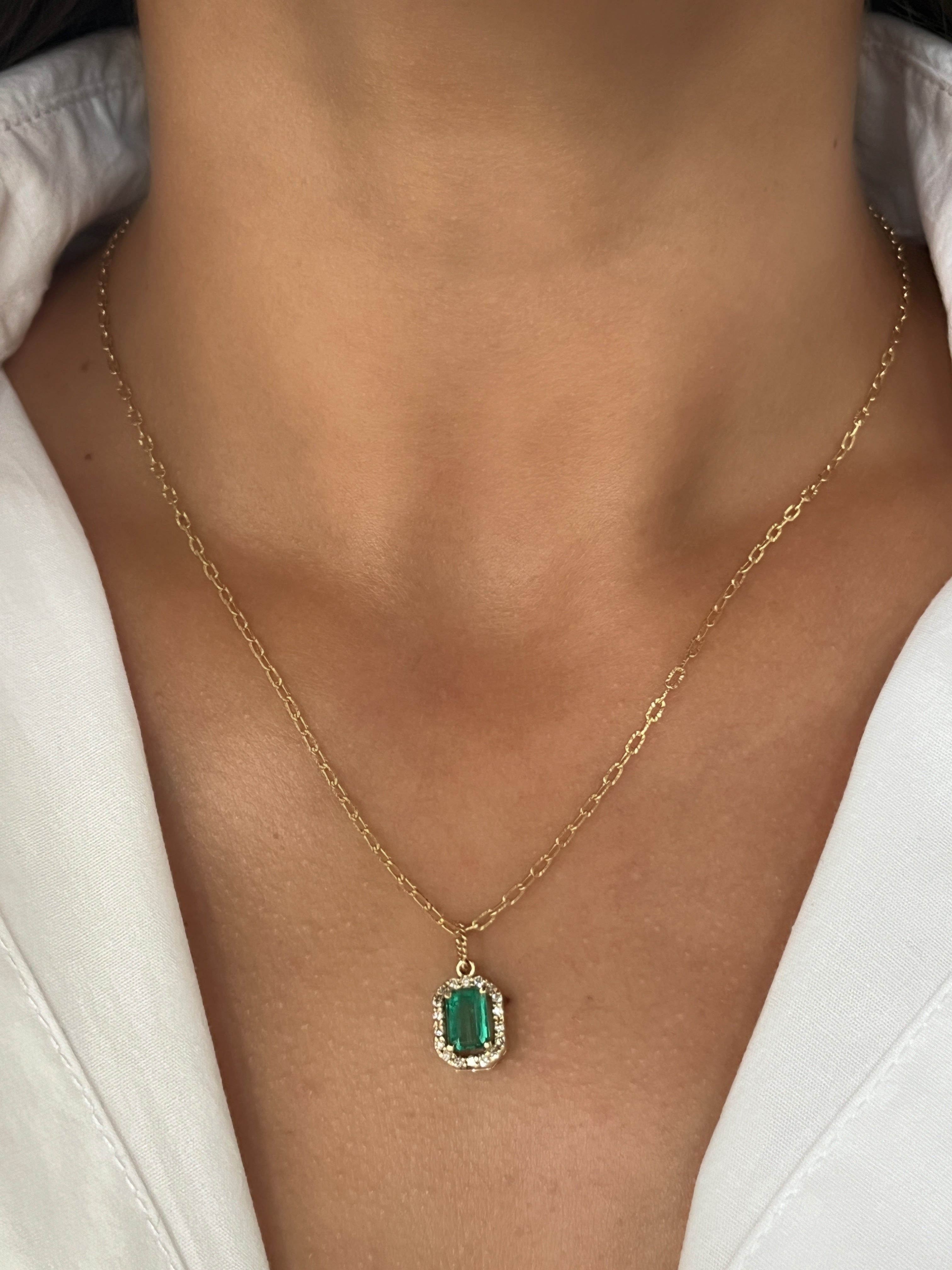 Dije esmeralda halo en diamantes