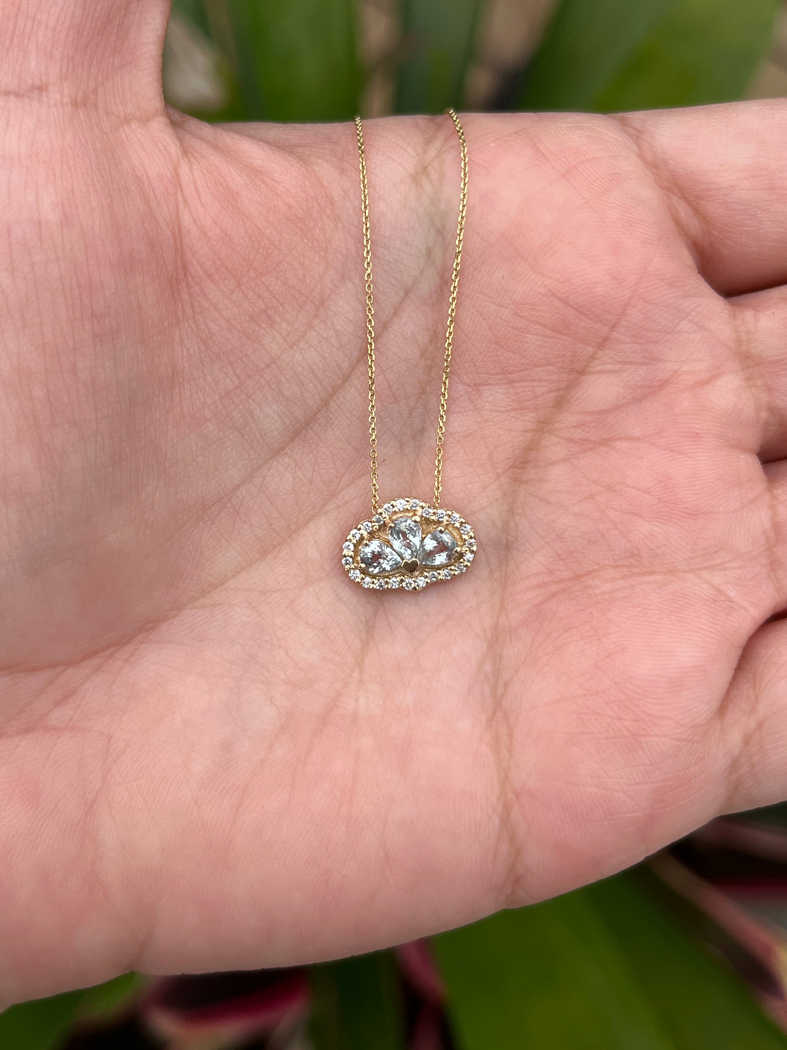 Collar loto con diamantes