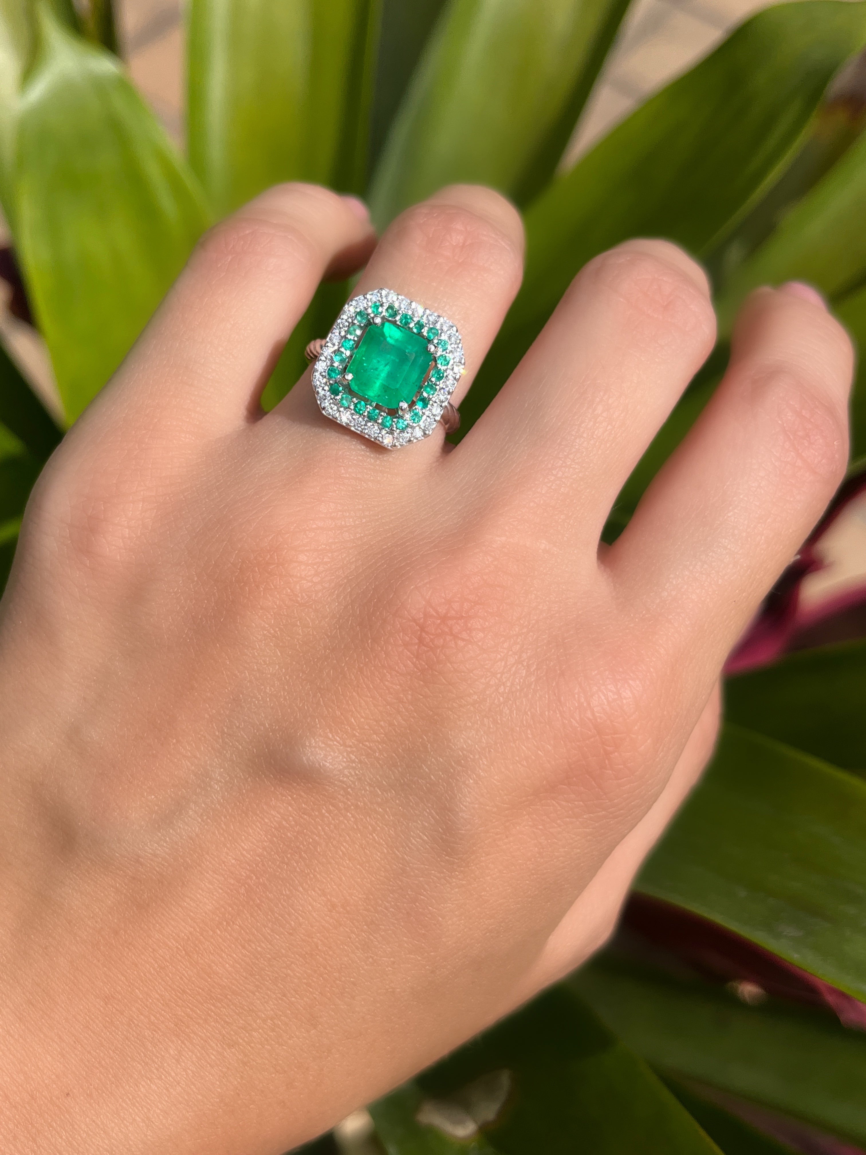 Anillo Esmeralda doble halo