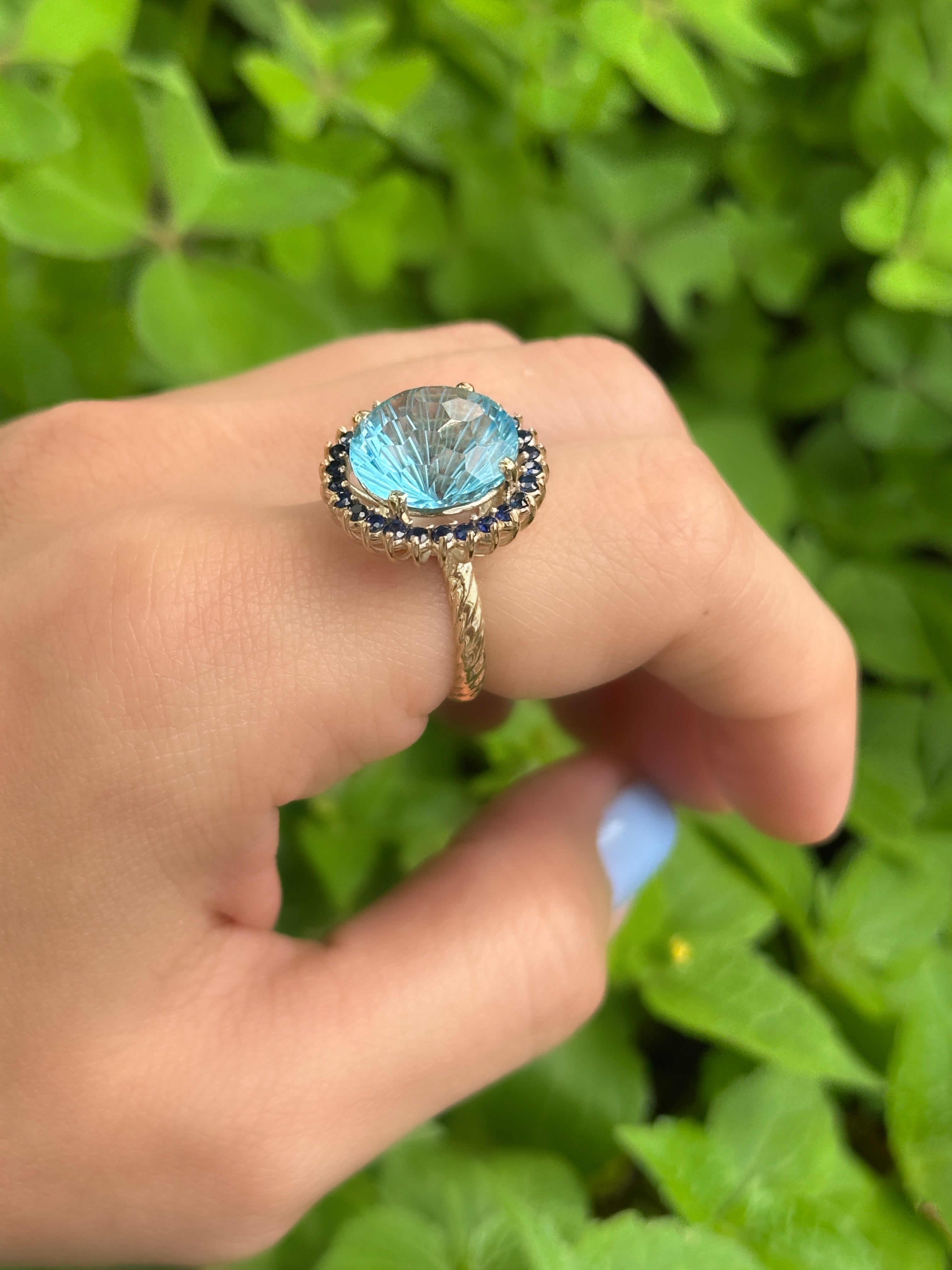 Anillo Flora topacio swiss blue y zafiros azules
