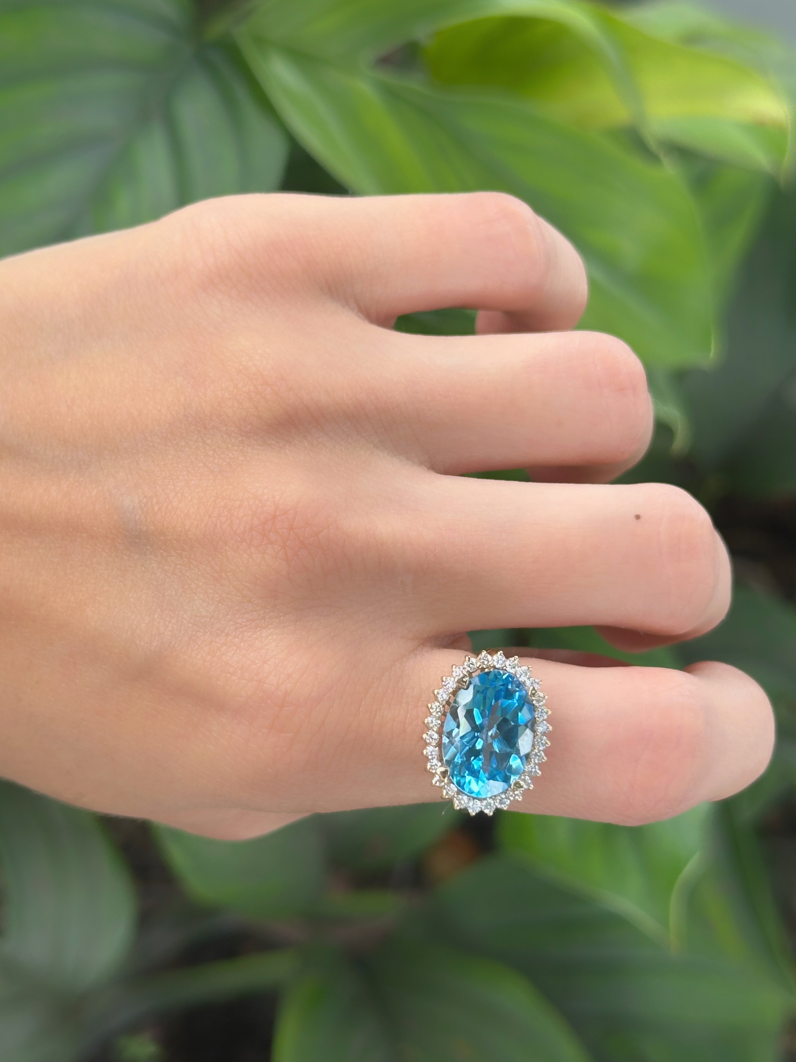 Anillo Anette Topacio swiss blue y diamantes