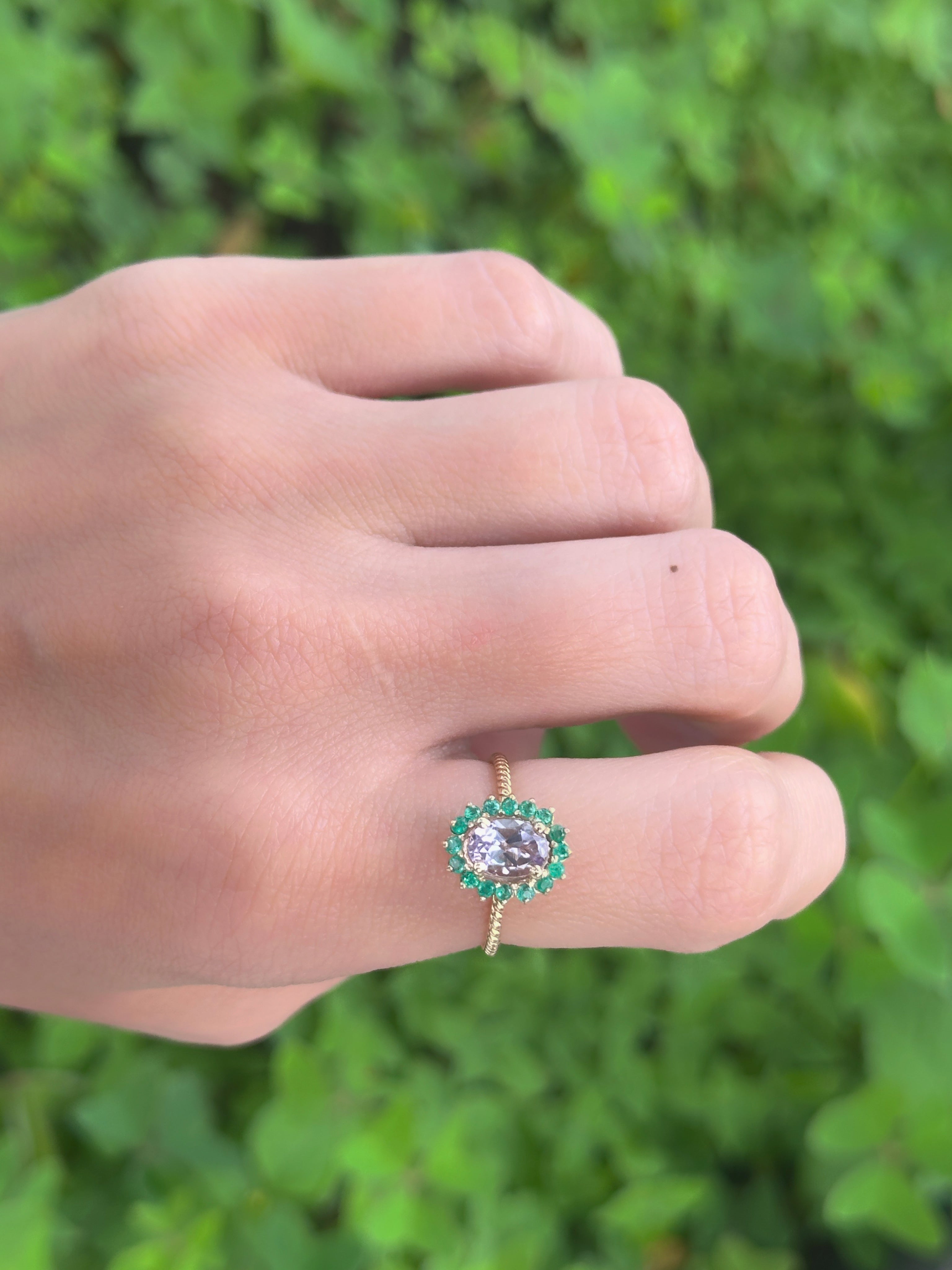 Anillo Antoniette Amatista lavanda y esmeraldas 10.5mm
