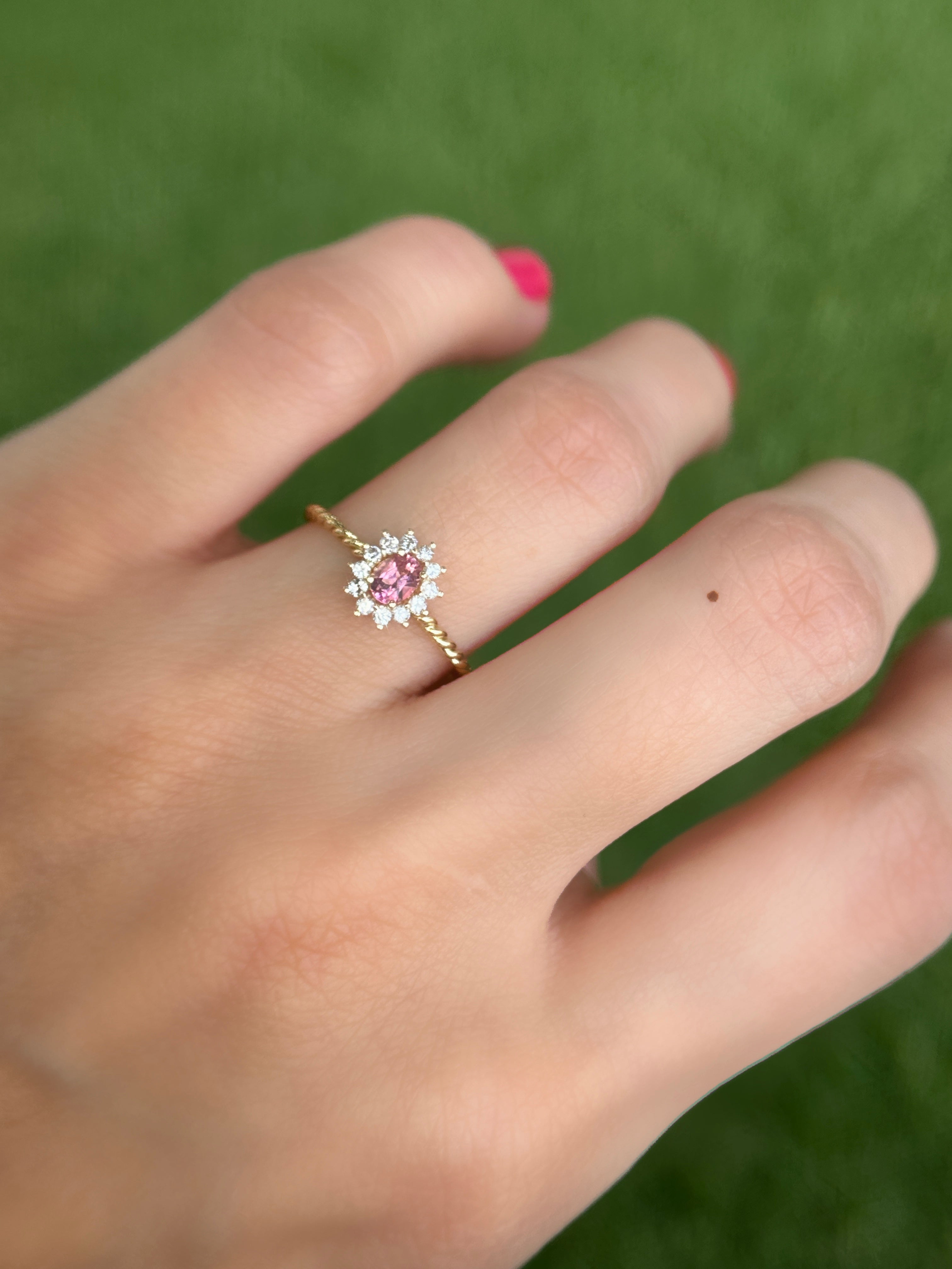 Anillo Antoniette espiral mini turmalina Rosada con diamantes