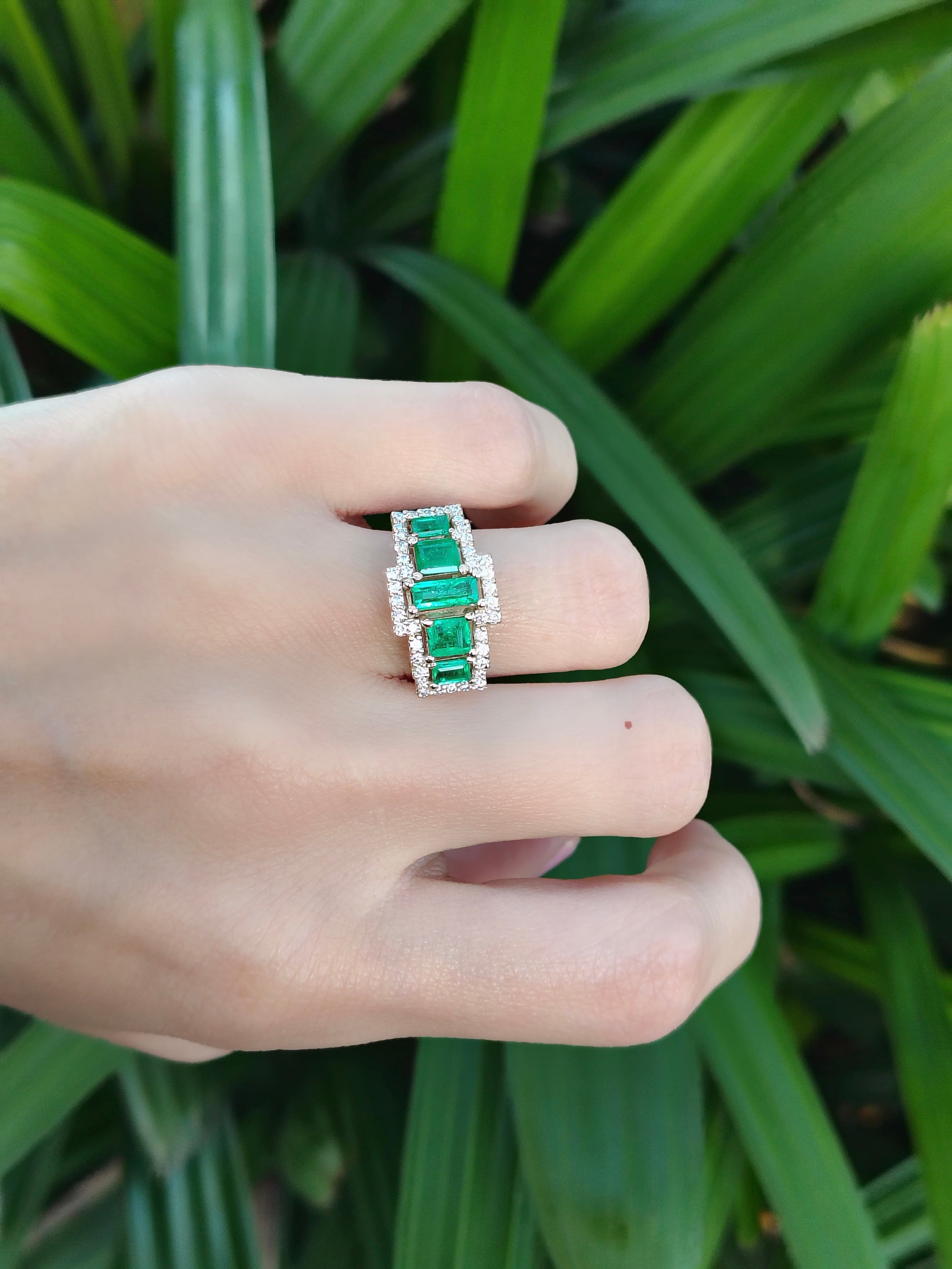 Anillo Art Deco esmeraldas halo en diamantes