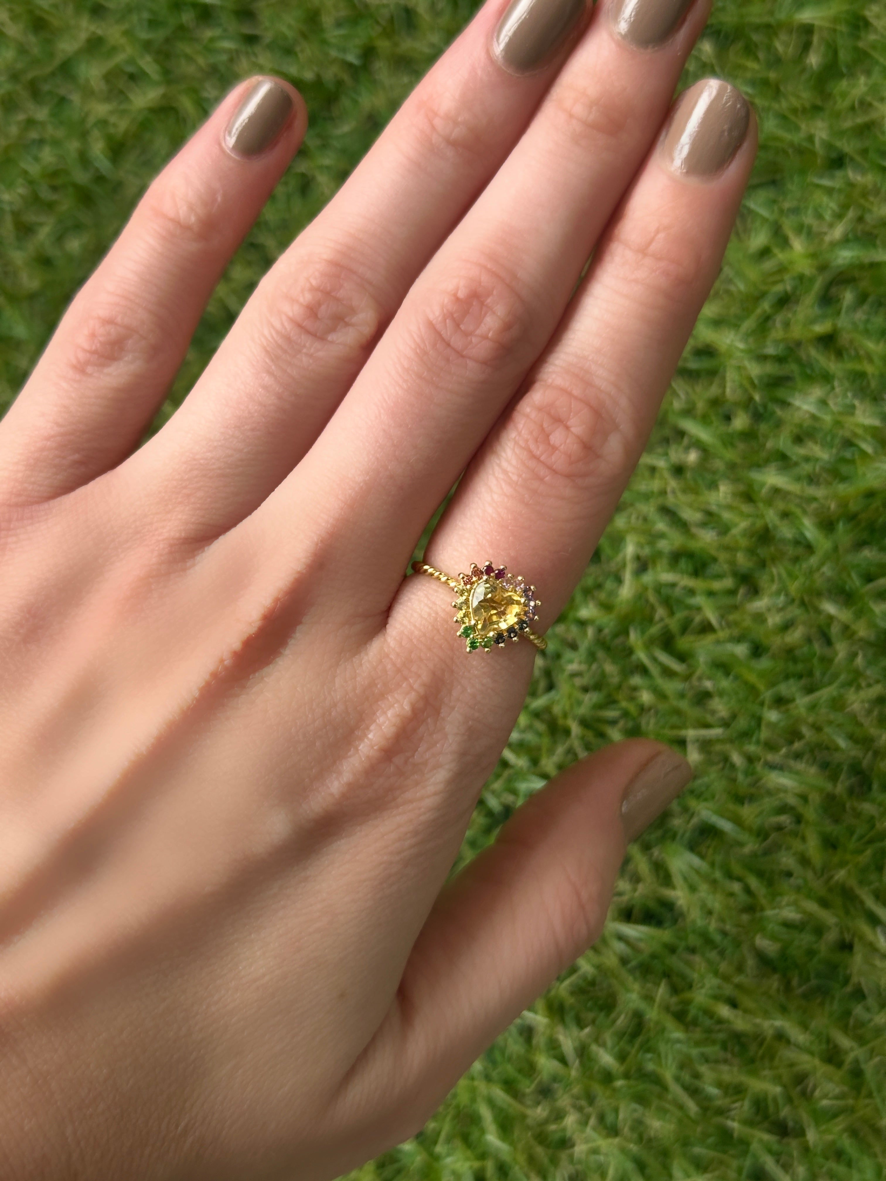 Anillo Camelia Citrino espiral mini cluster arcoíris 9mm