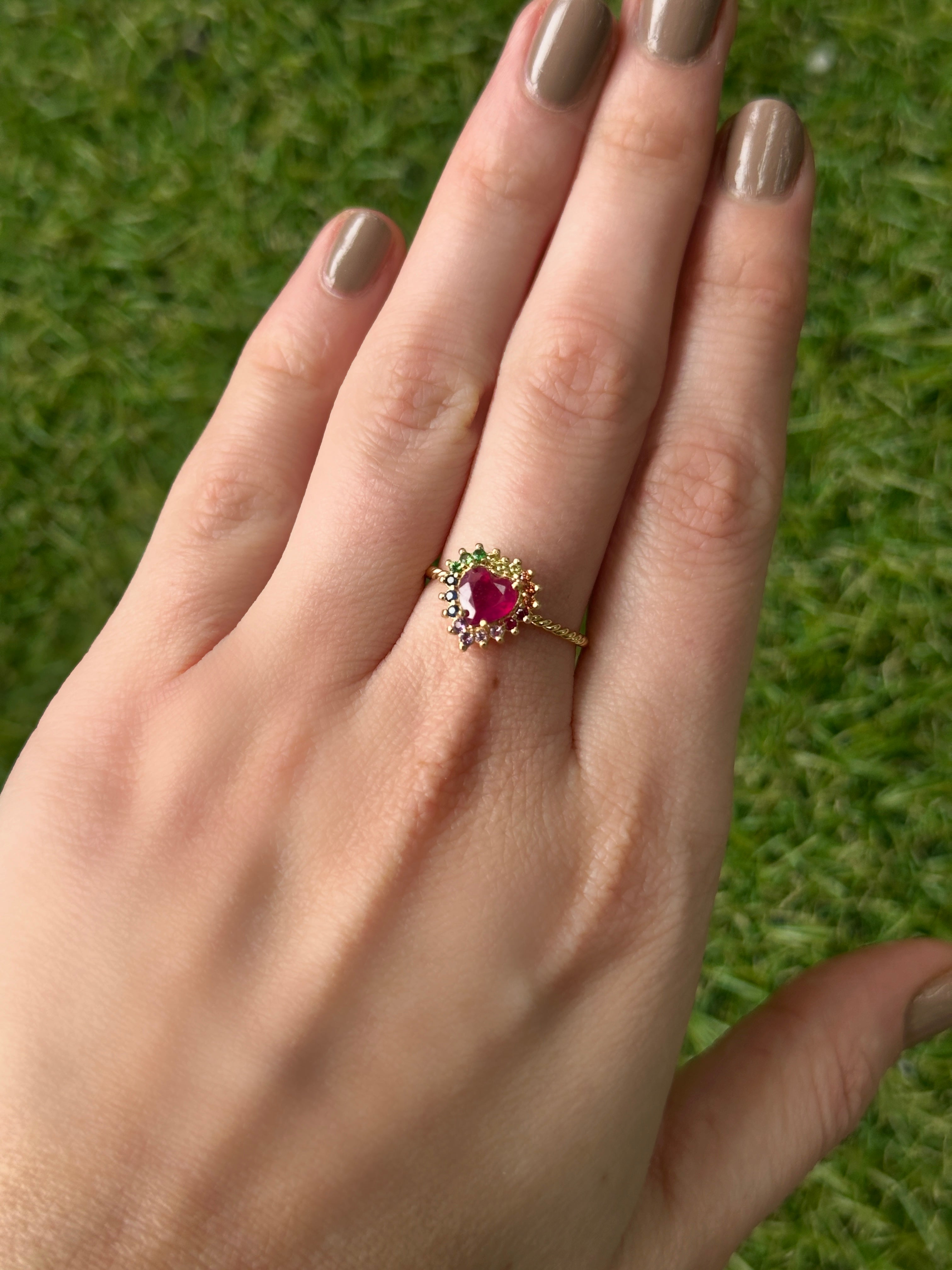Anillo Camelia Rubí espiral mini cluster arcoíris 9mm
