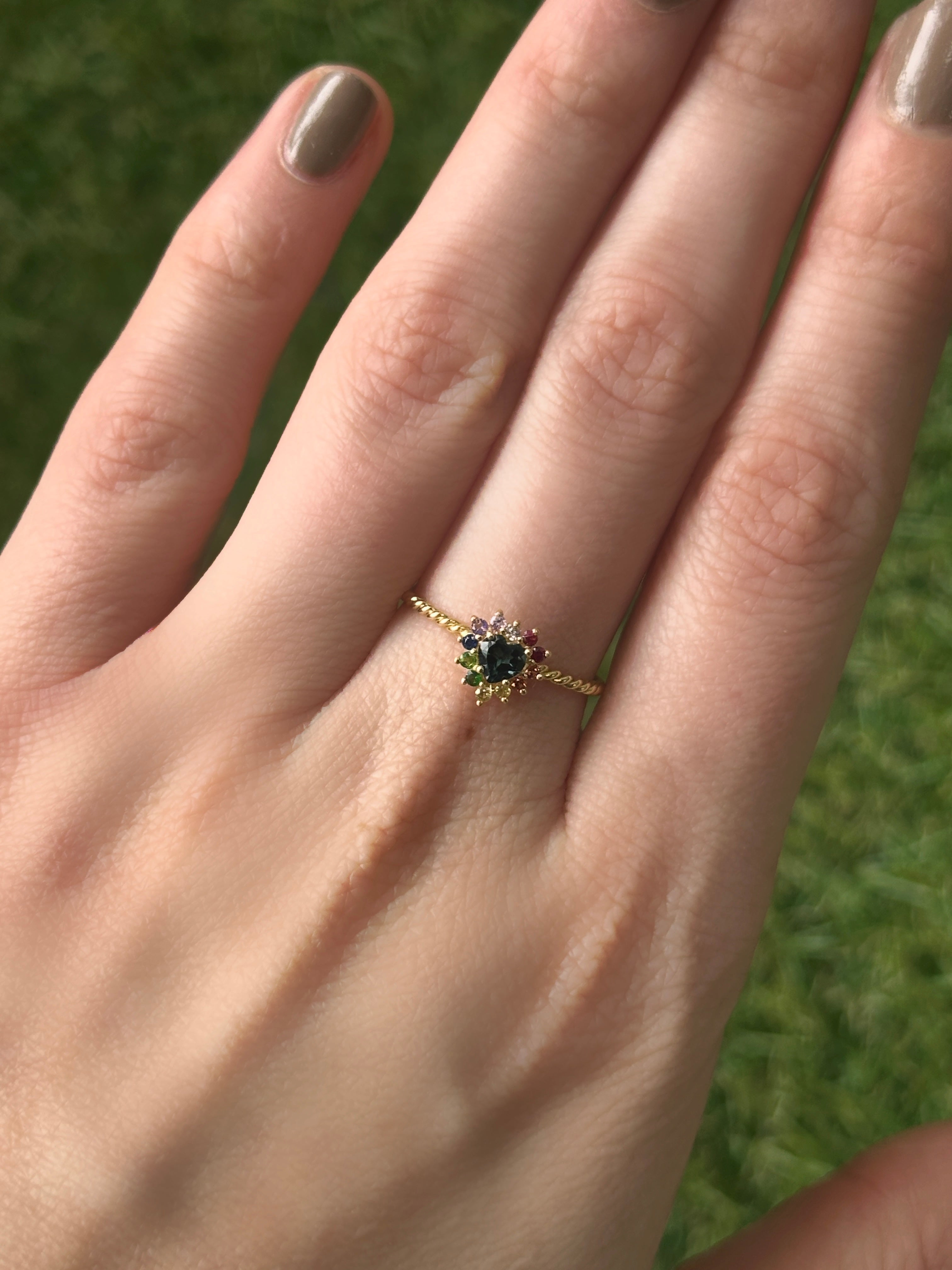 Anillo Camelia Topacio London Blue espiral mini cluster arcoíris 8mm