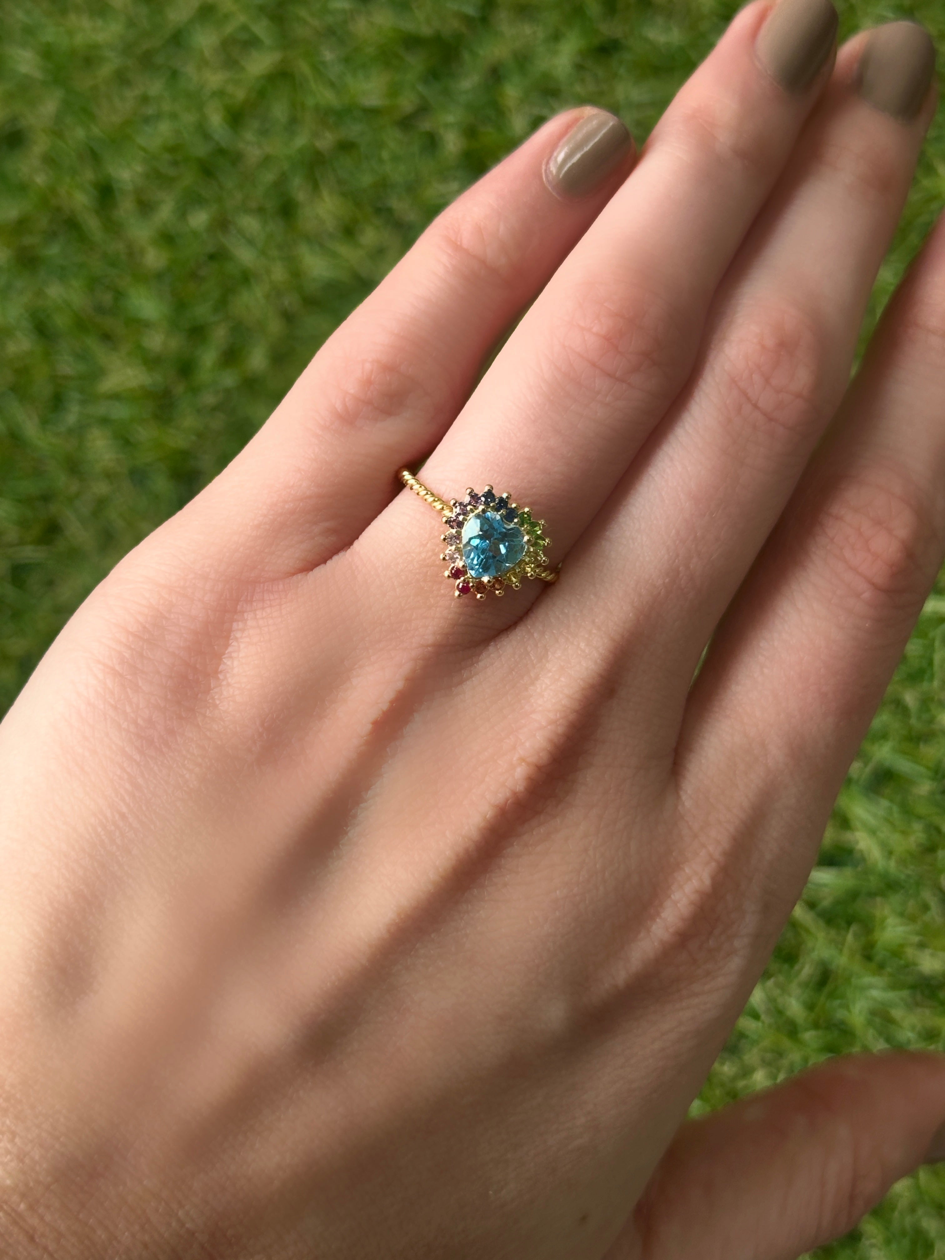 Anillo Camelia Topacio Swiss Blue espiral mini cluster arcoíris 9mm