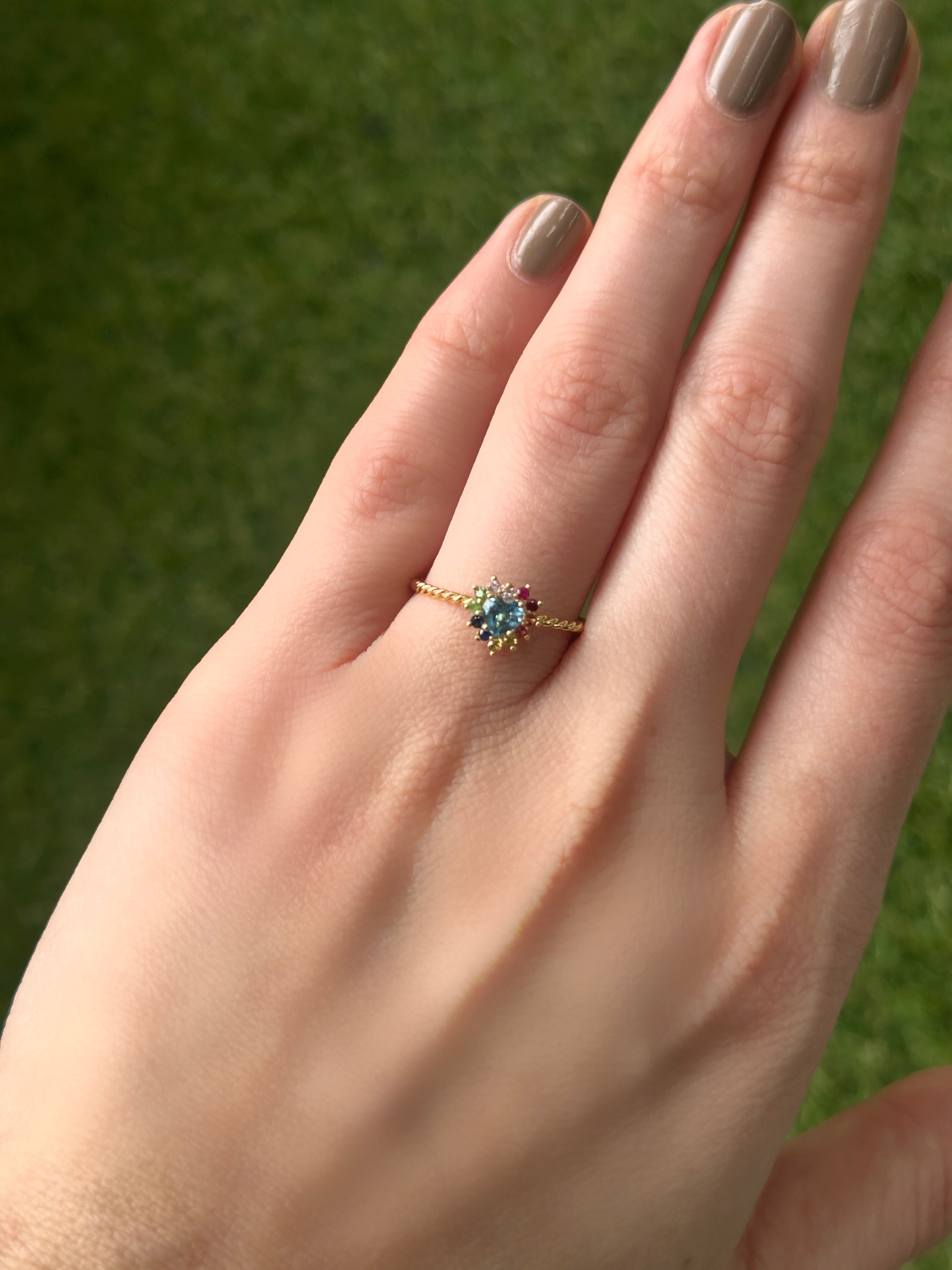 Anillo Camelia Topacio swiss blue espiral mini cluster arcoíris 8mm