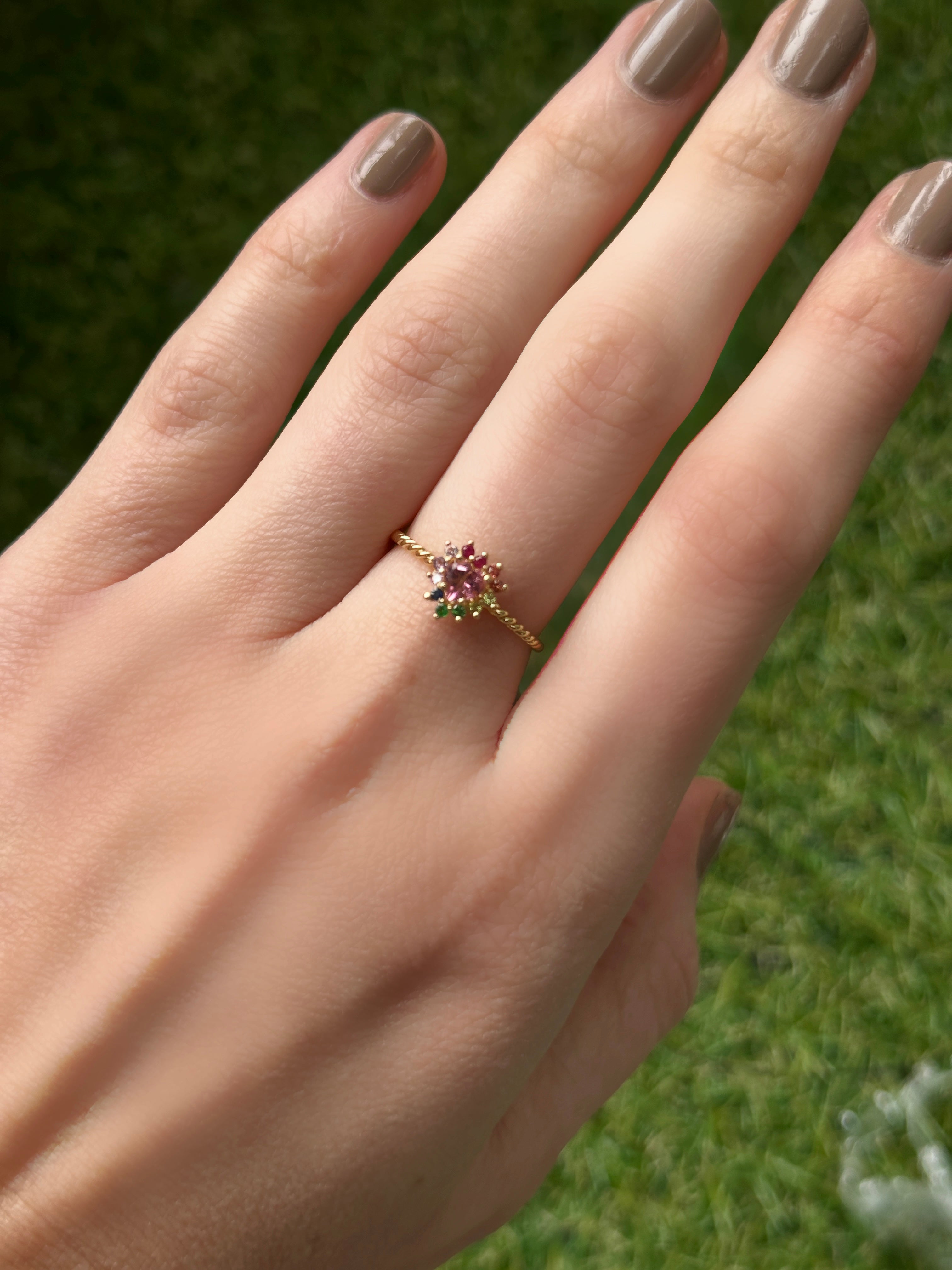 Anillo Camelia Turmalina rosada espiral mini cluster arcoíris 8mm