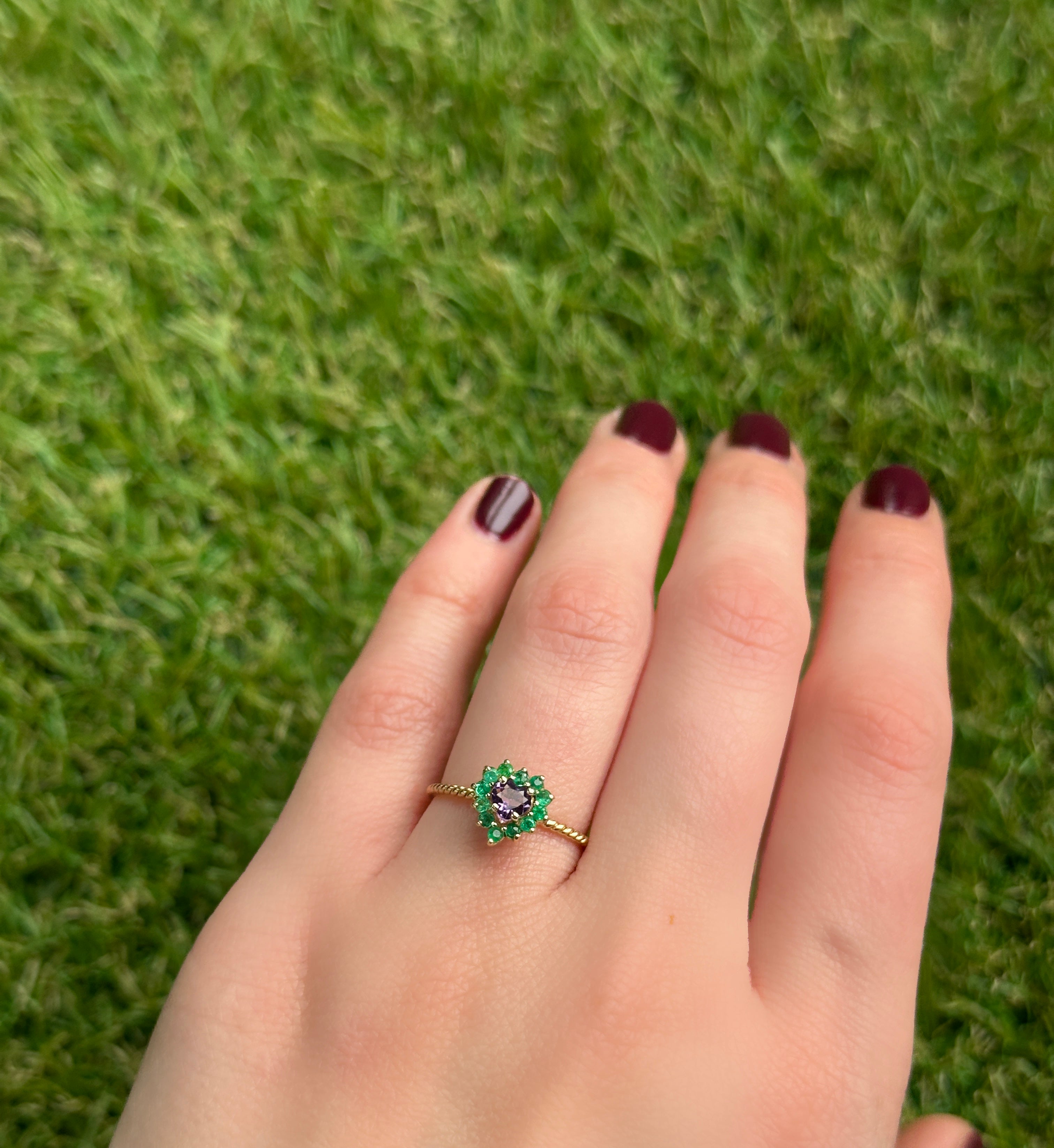 Anillo Camelia amatista con esmeraldas 7mm