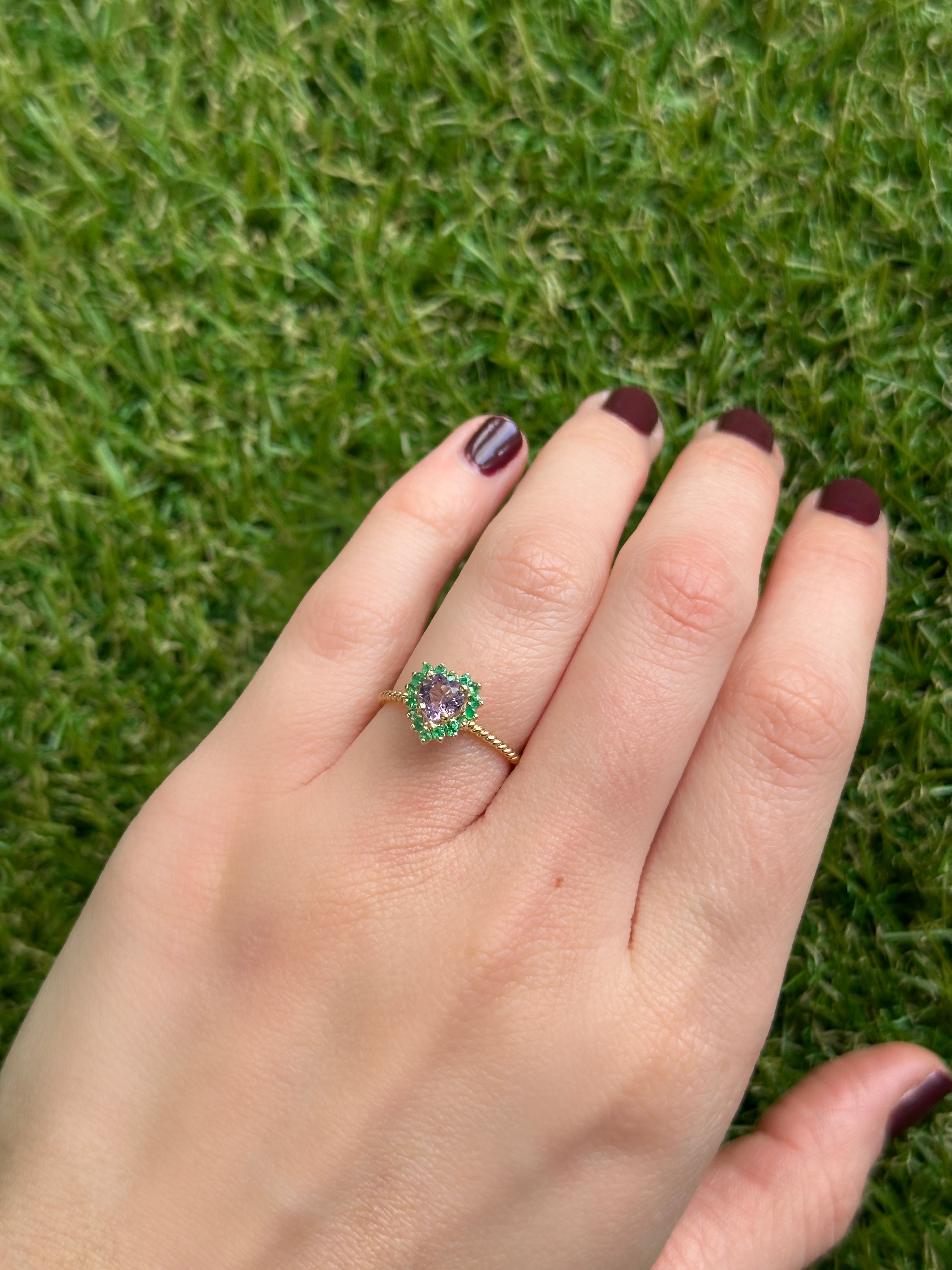 Anillo Camelia amatista con esmeraldas 8mm