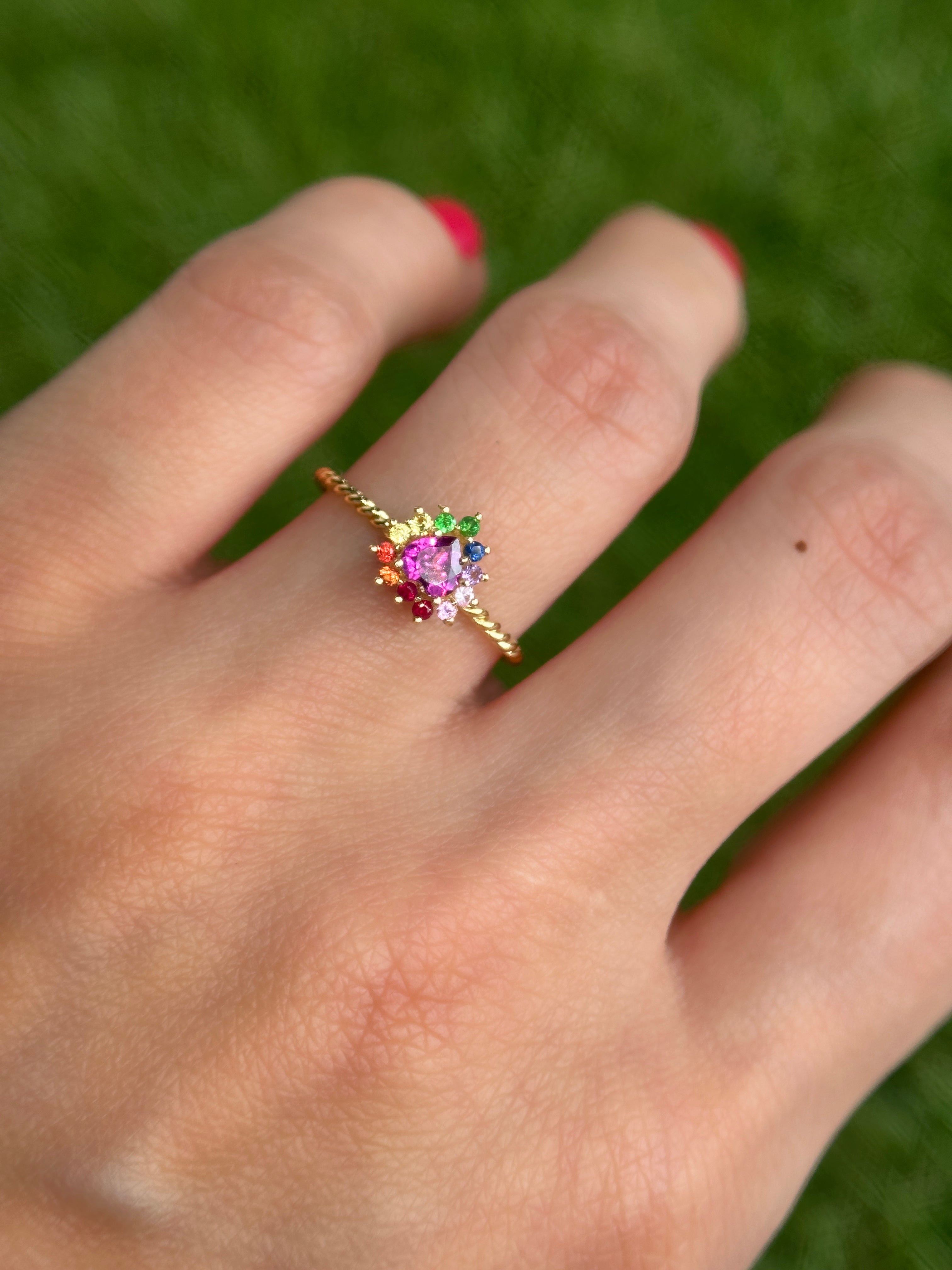 Anillo Camelia espiral mini cluster arcoíris 8mm