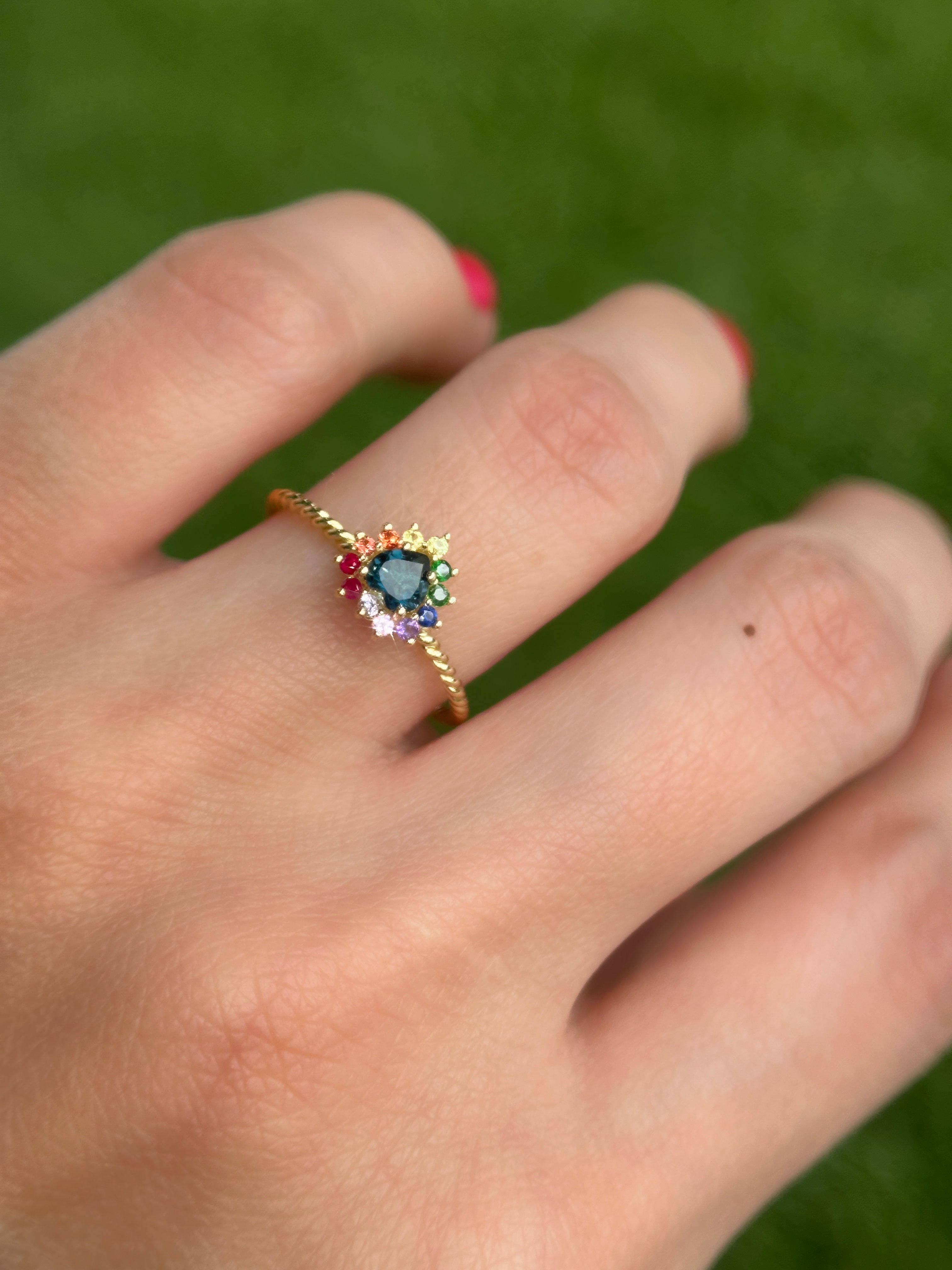 Anillo Camelia espiral mini cluster arcoíris 8mm