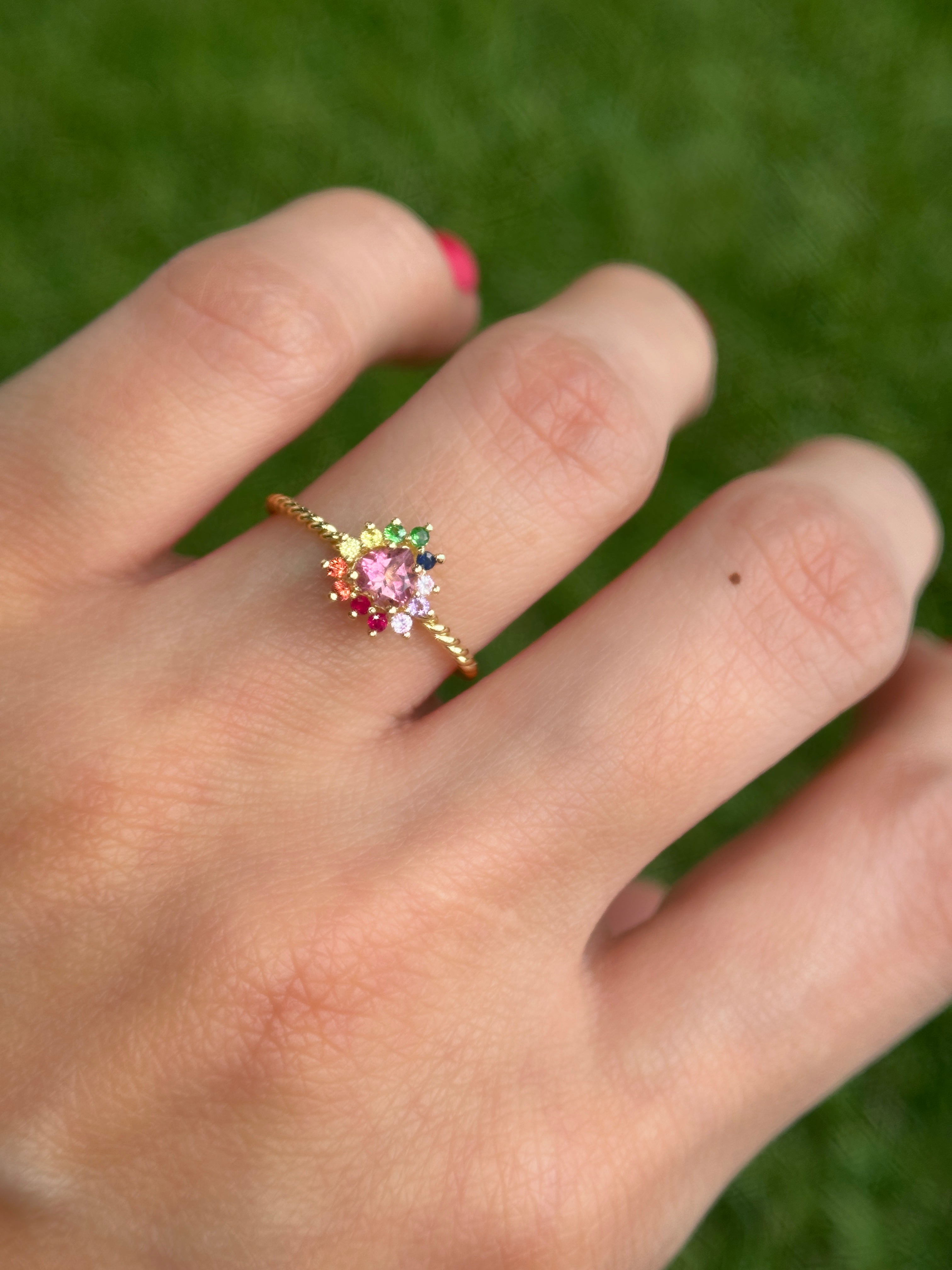 Anillo Camelia espiral mini cluster arcoíris 8mm