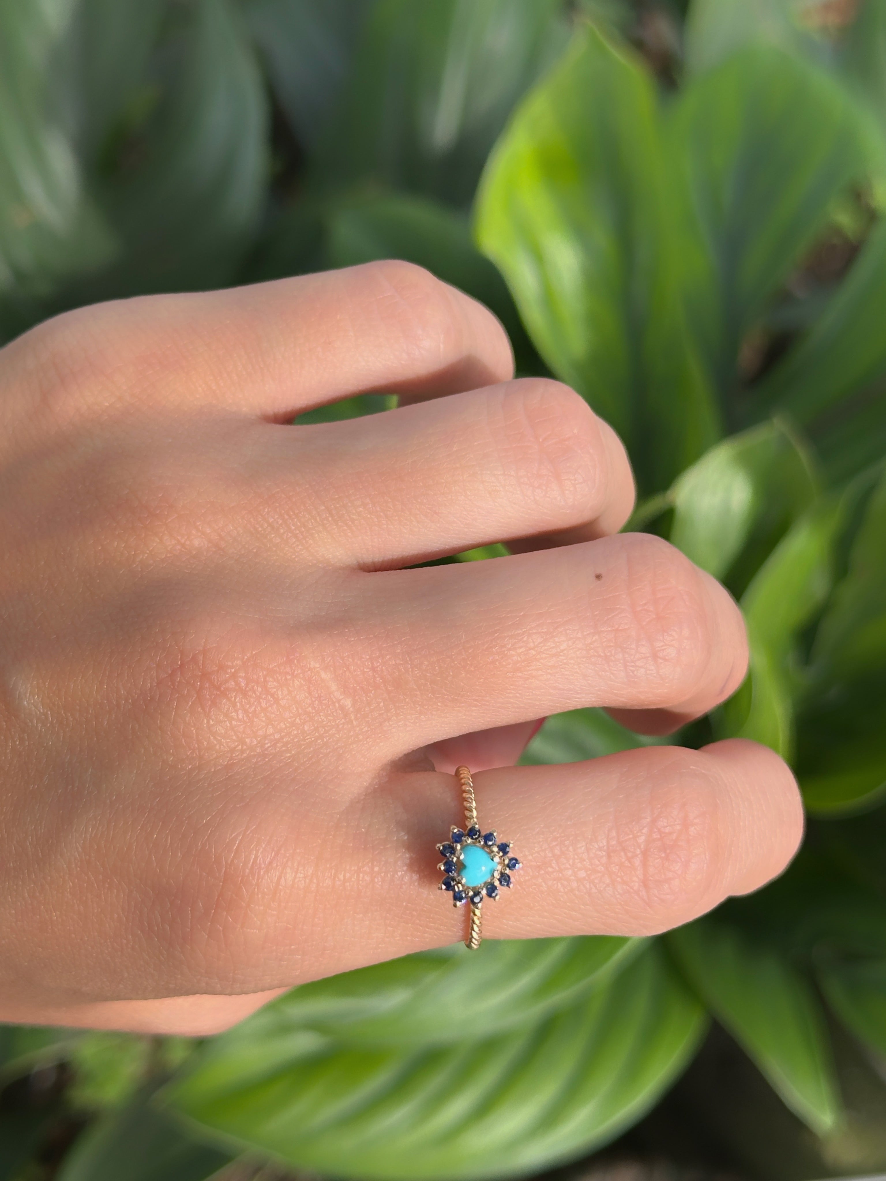 Anillo Camelia turquesa con zafiros azules