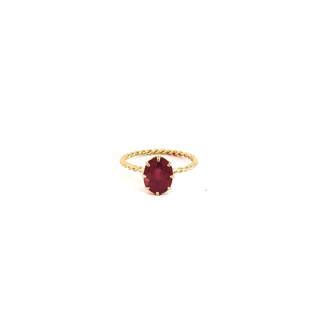Anillo Prisma rubí oval 2.50 Cts