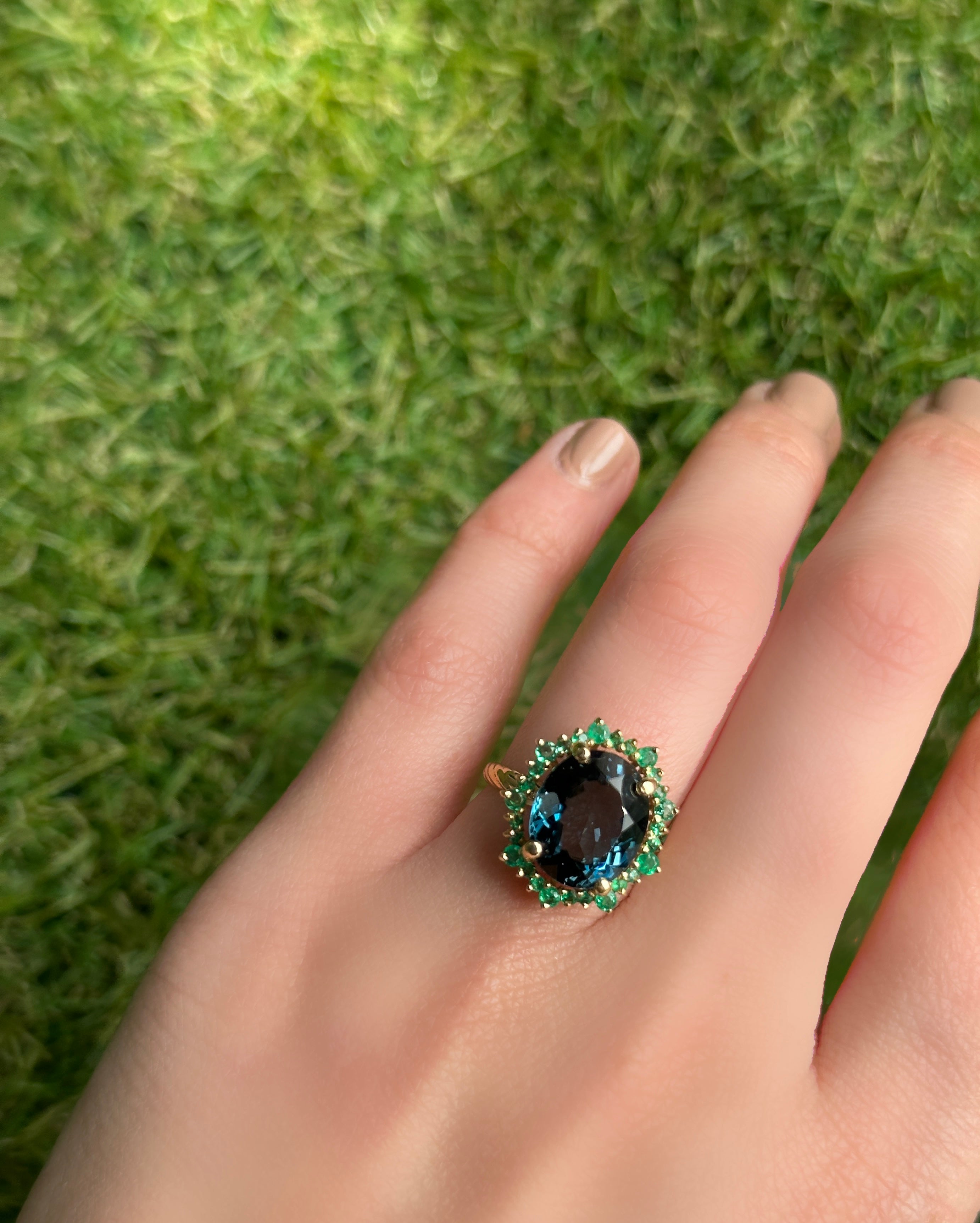 Anillo Aurora topacio london blue y esmeraldas