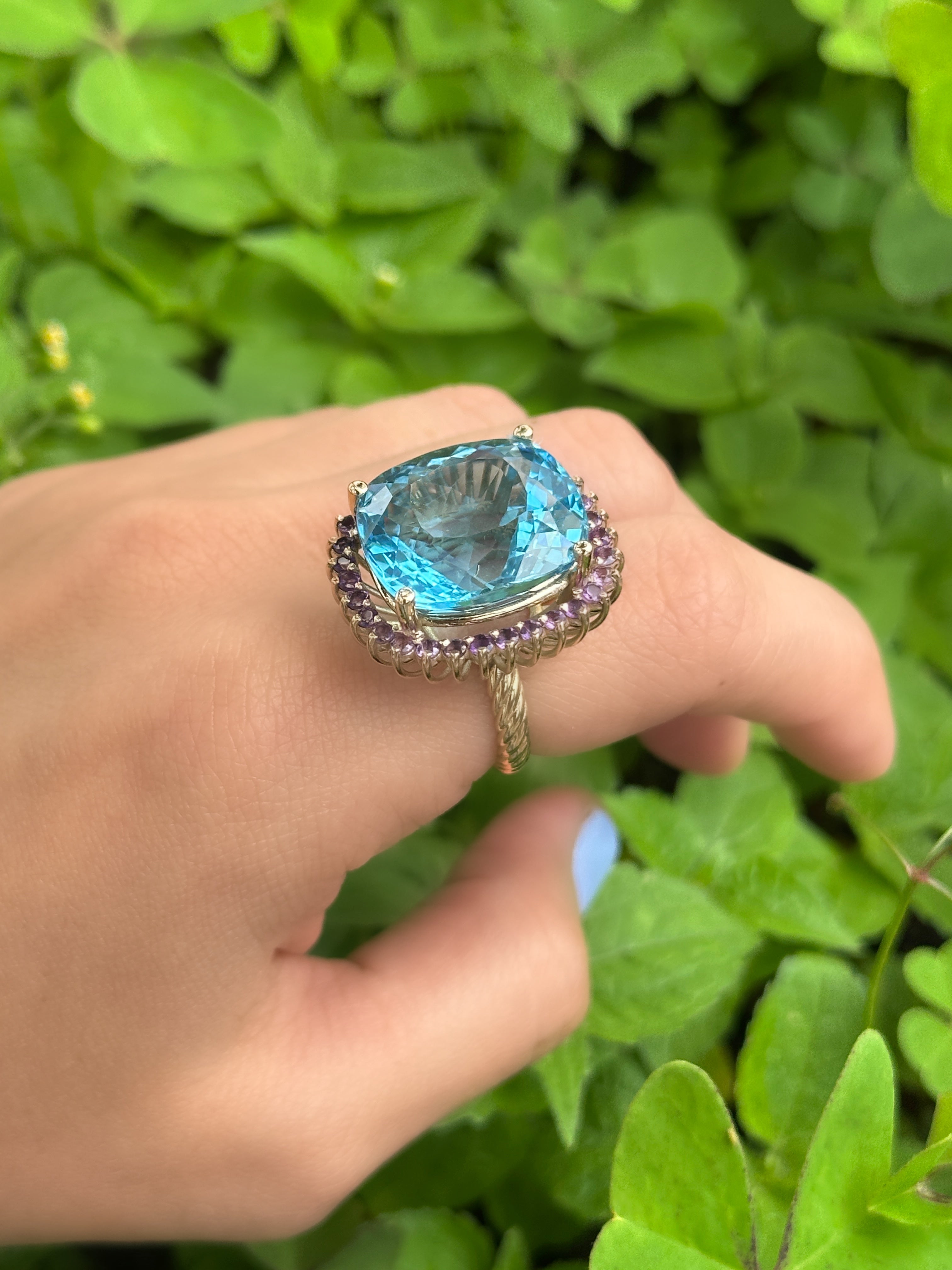 Anillo grande topacio swiss blue cojin con amatistas