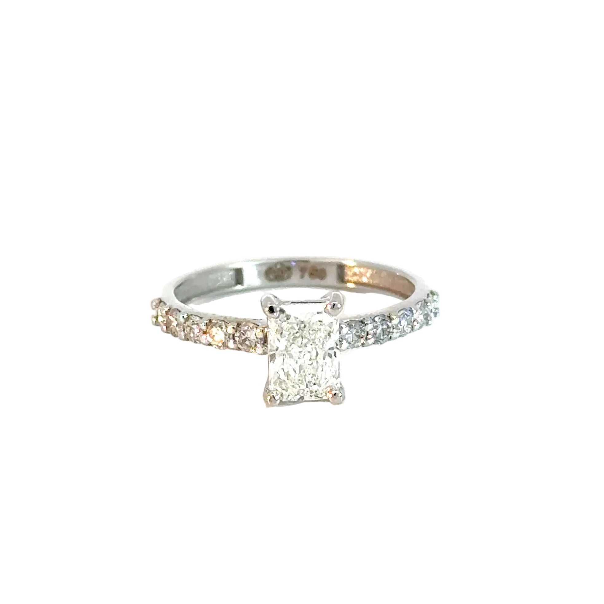 Anillo solitario radiante con diamantes laterales 0.76 Cts