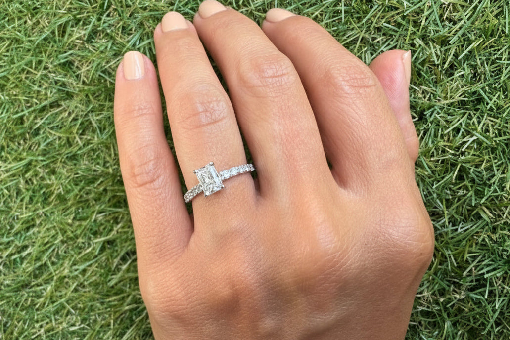 Anillo solitario radiante con diamantes laterales 0.76 Cts