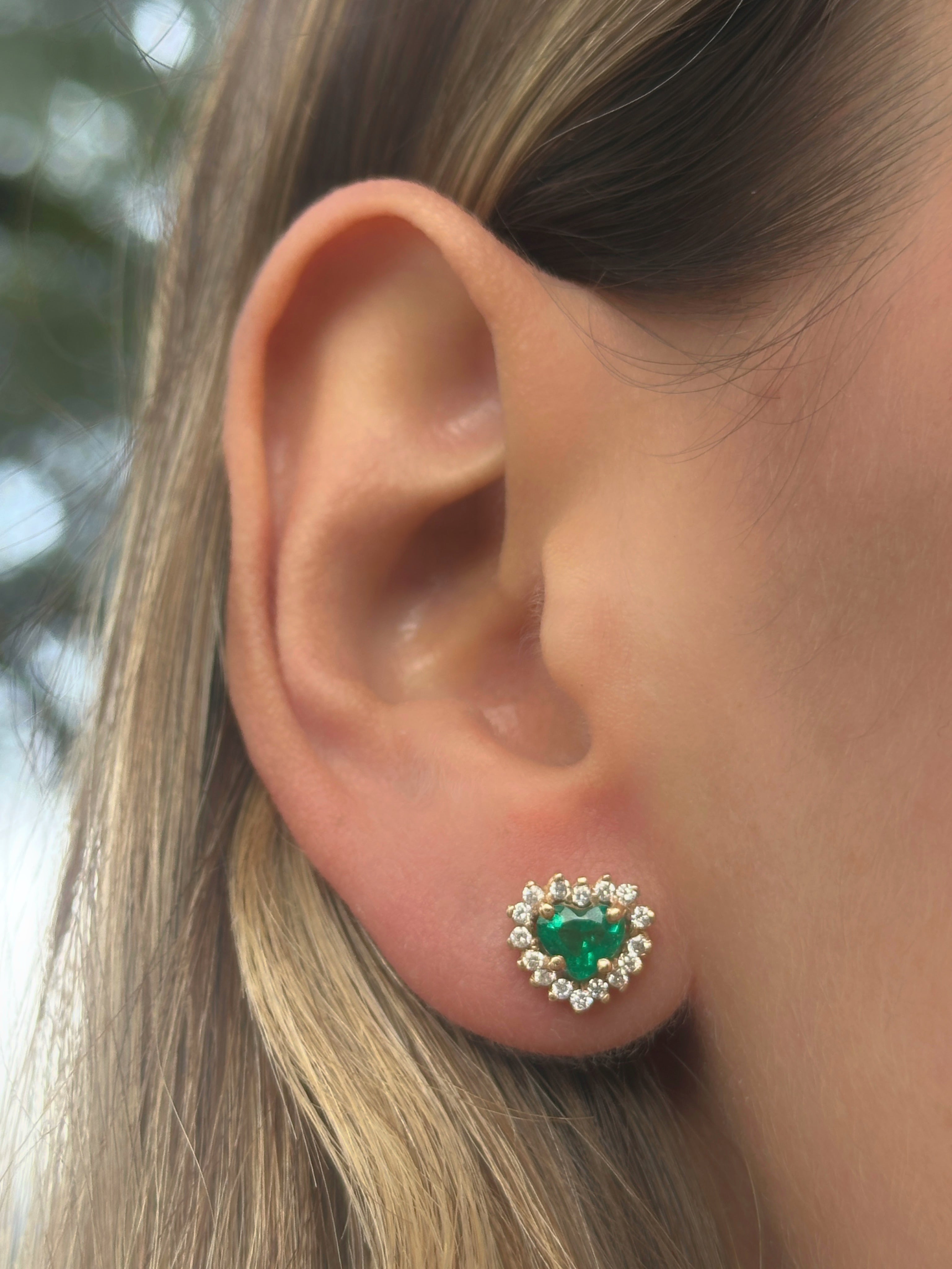 Aretes Camelia esmeraldas 9mm y diamantes