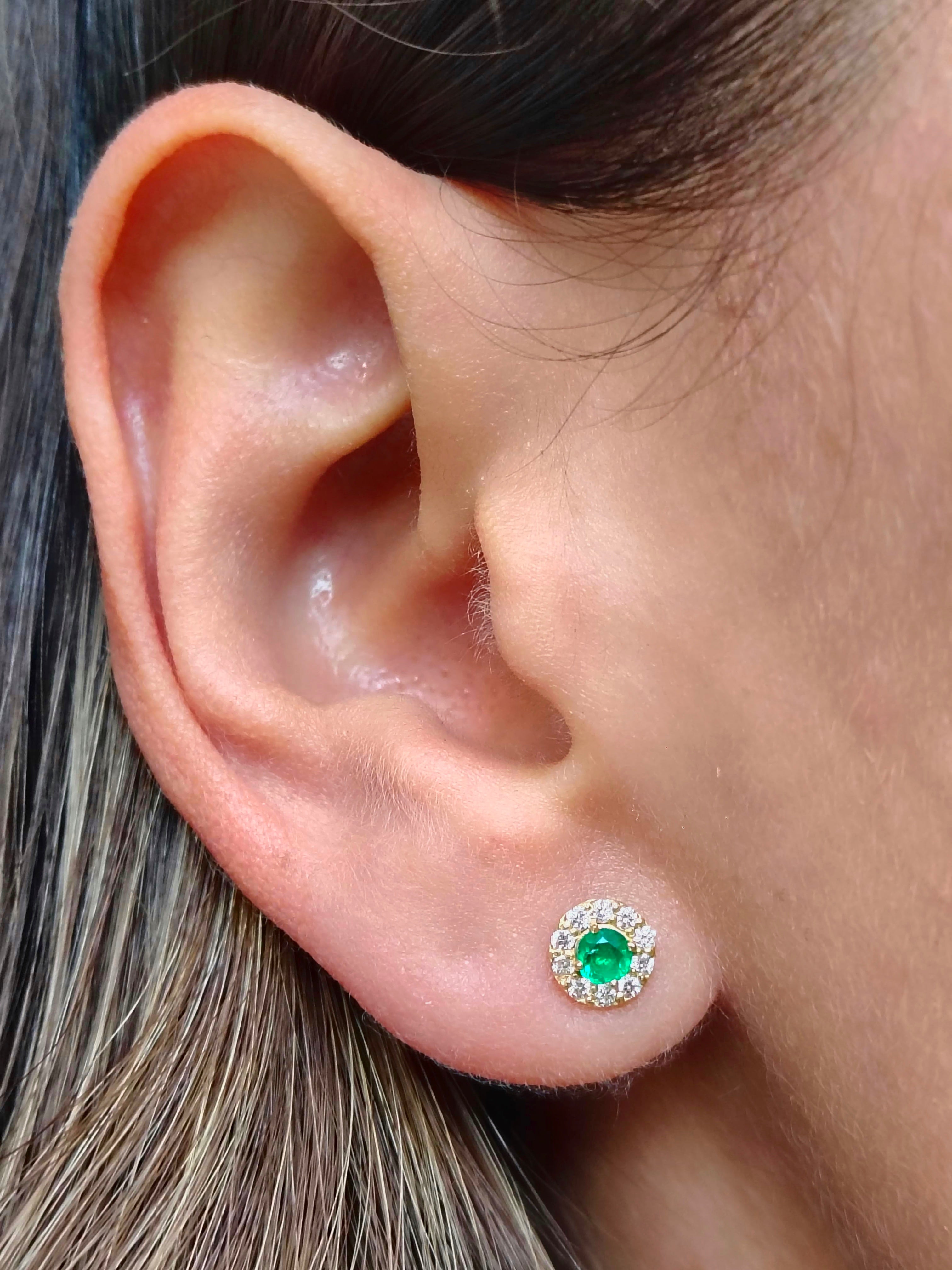 Aretes Esmeralda redonda halo diamantes 4,5mm